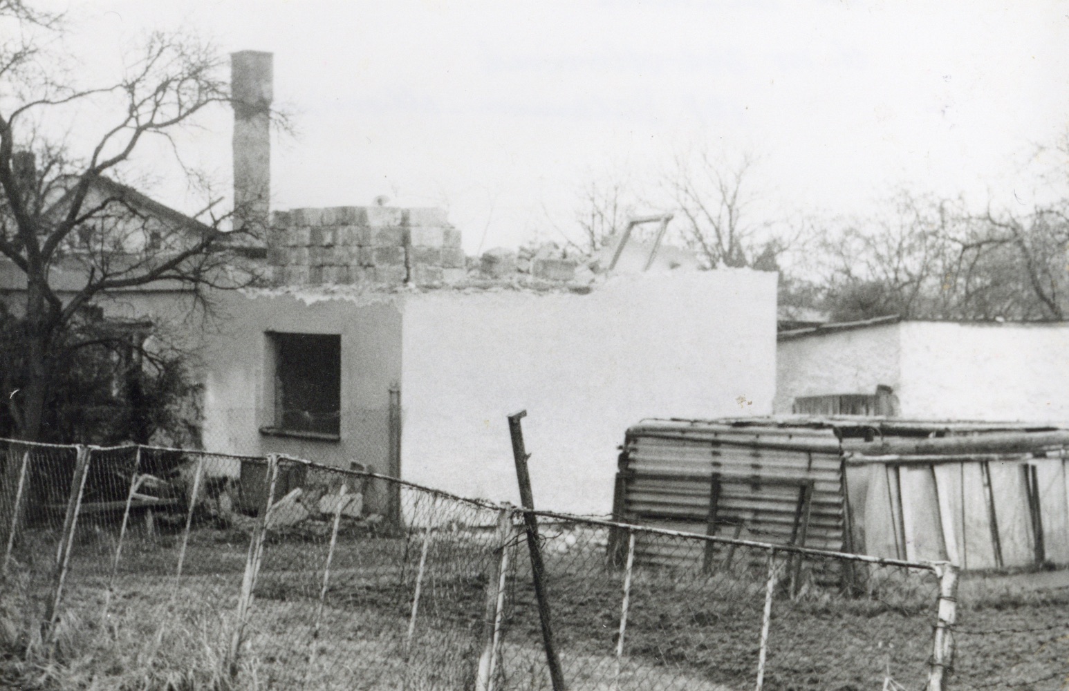 Pozůstatky domu čp. 168 na snímku z 15.2.1998 (Sbírka Józefa Chmiela)