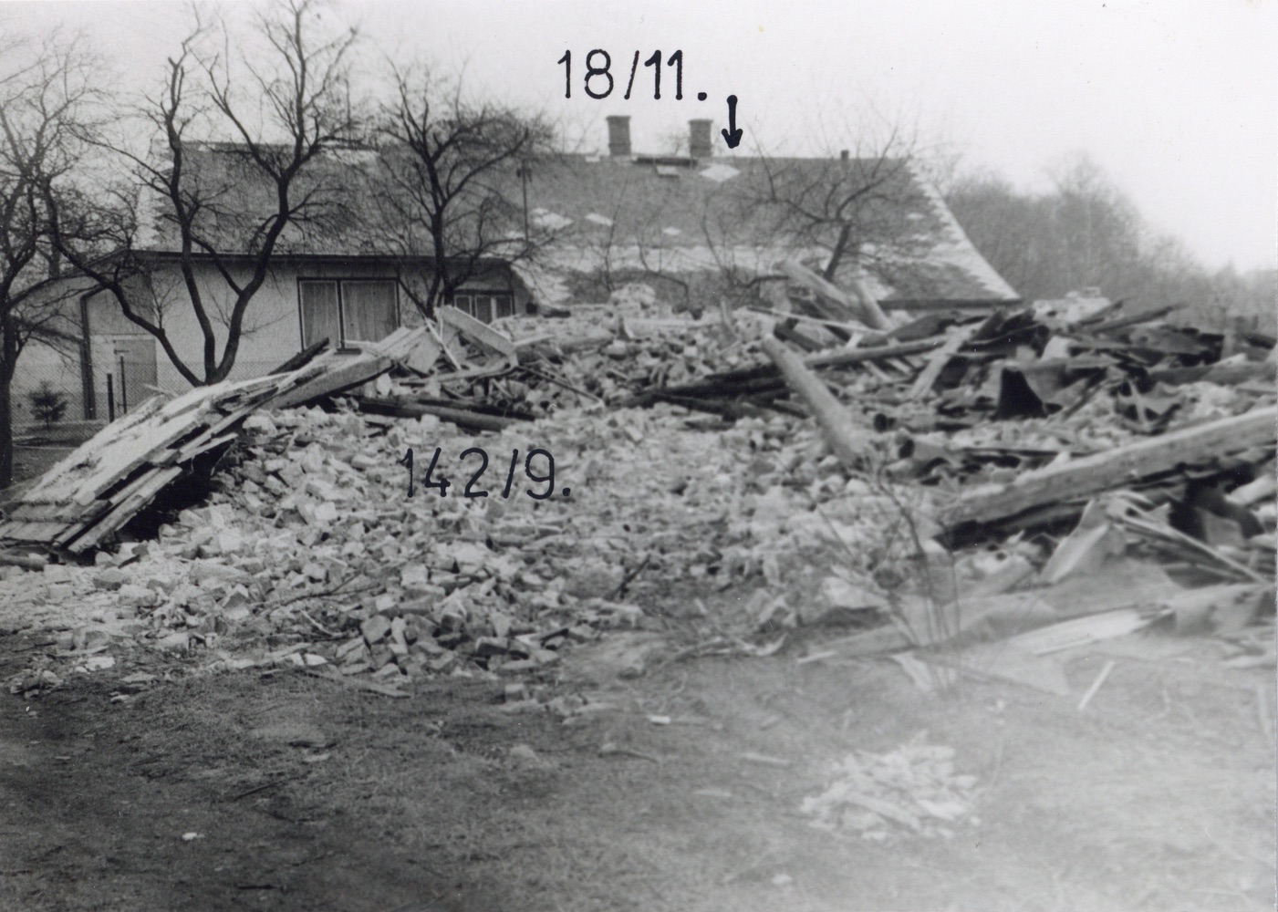V popředí pozůstatky domu čp. 142, za nimi dům čp. 18 na snímku z 19.3.1989 (Sbírka Józefa Chmiela)