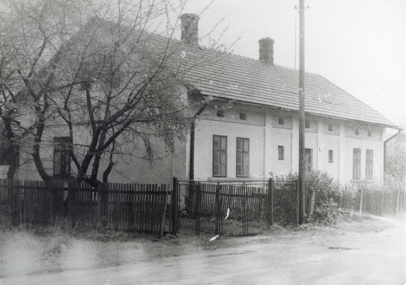 Dům čp. 194 v Lipinách na snímku z 17.4.1994 (Sbírka Józefa Chmiela)