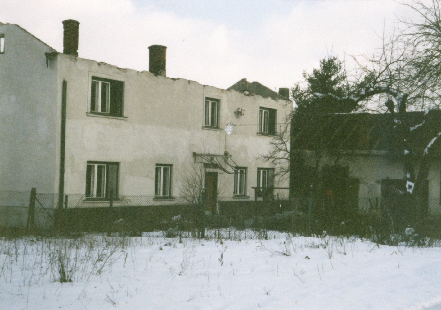 Pozůstatky domu čp. 201 na snímku z 27.2.2001 (Sbírka Józefa Chmiela)