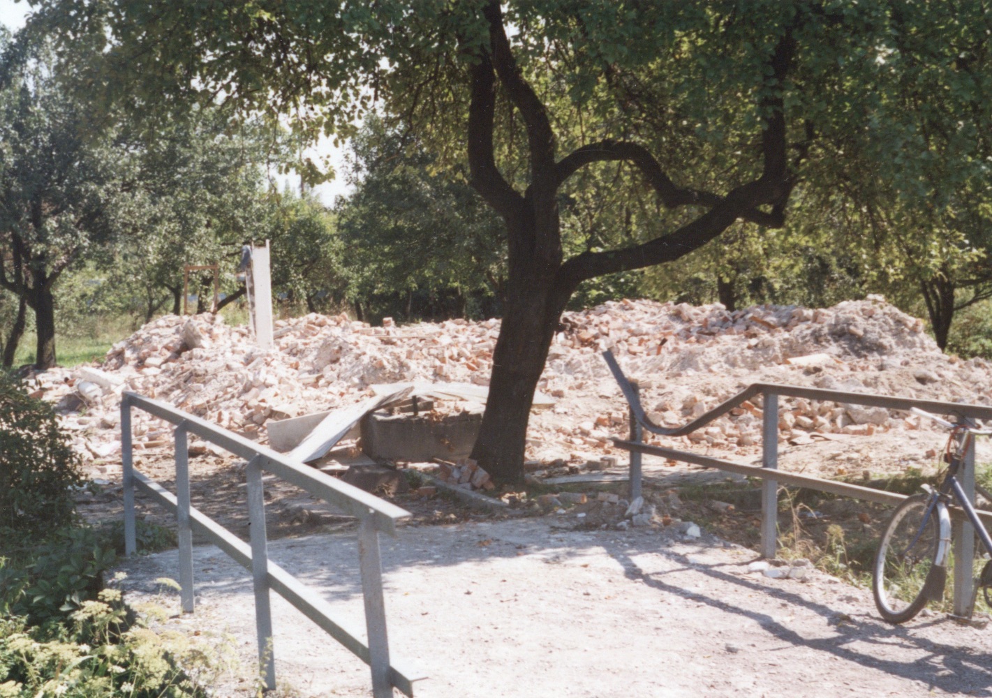 Pozůstatky domu čp. 207 na snímku z 27.8.2000 (Sbírka Józefa Chmiela)