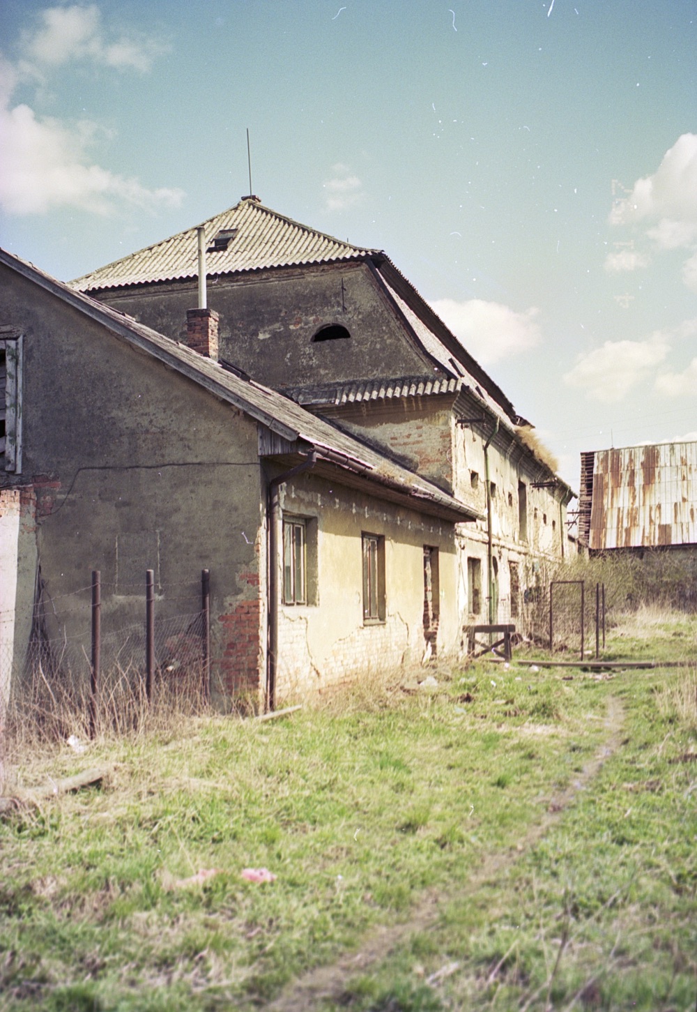 Areál Darkovského dvora hraběcího rodu Larisch-Mönnich: stav v roce 1997