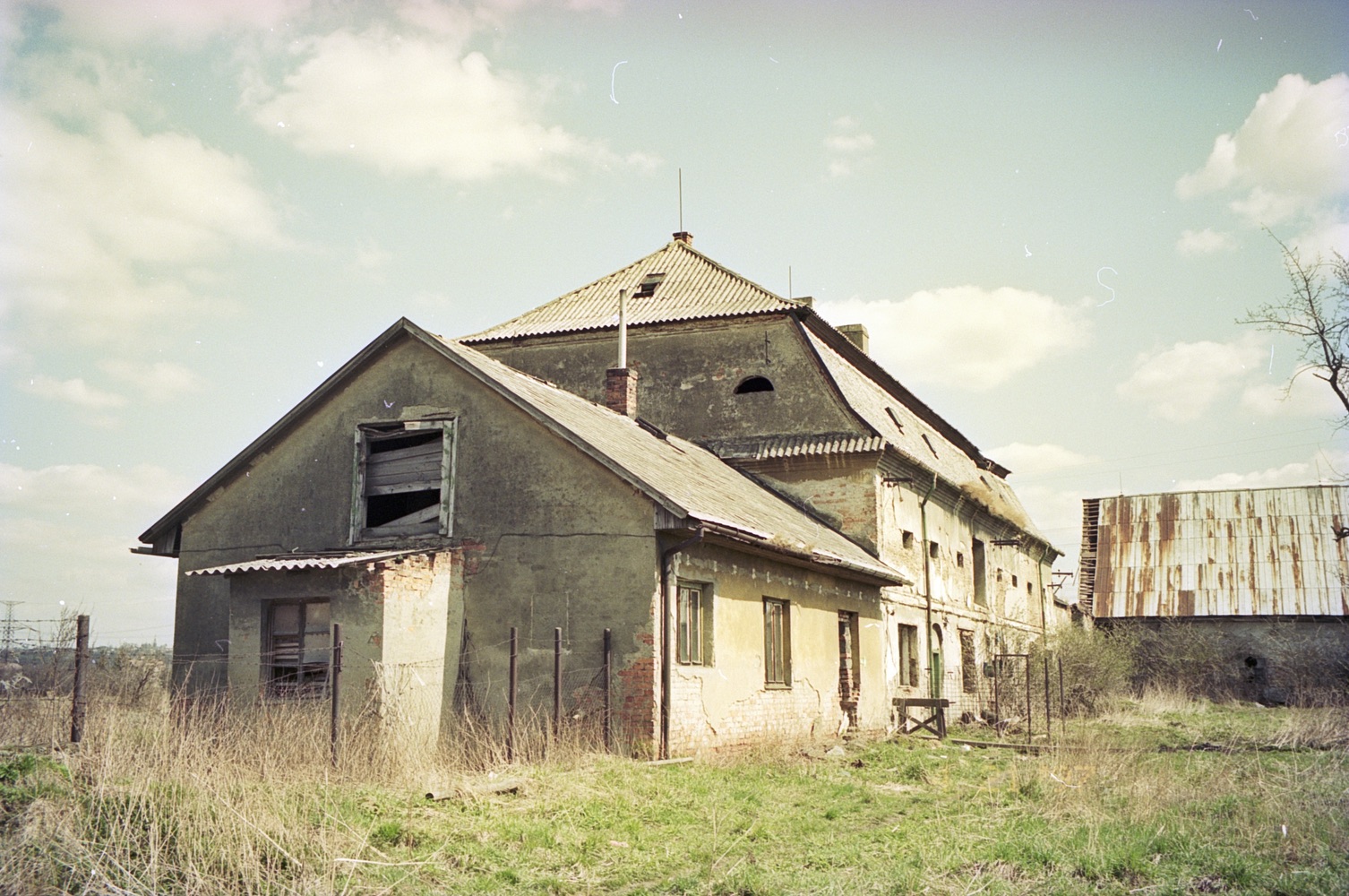 Areál Darkovského dvora hraběcího rodu Larisch-Mönnich: stav v roce 1997