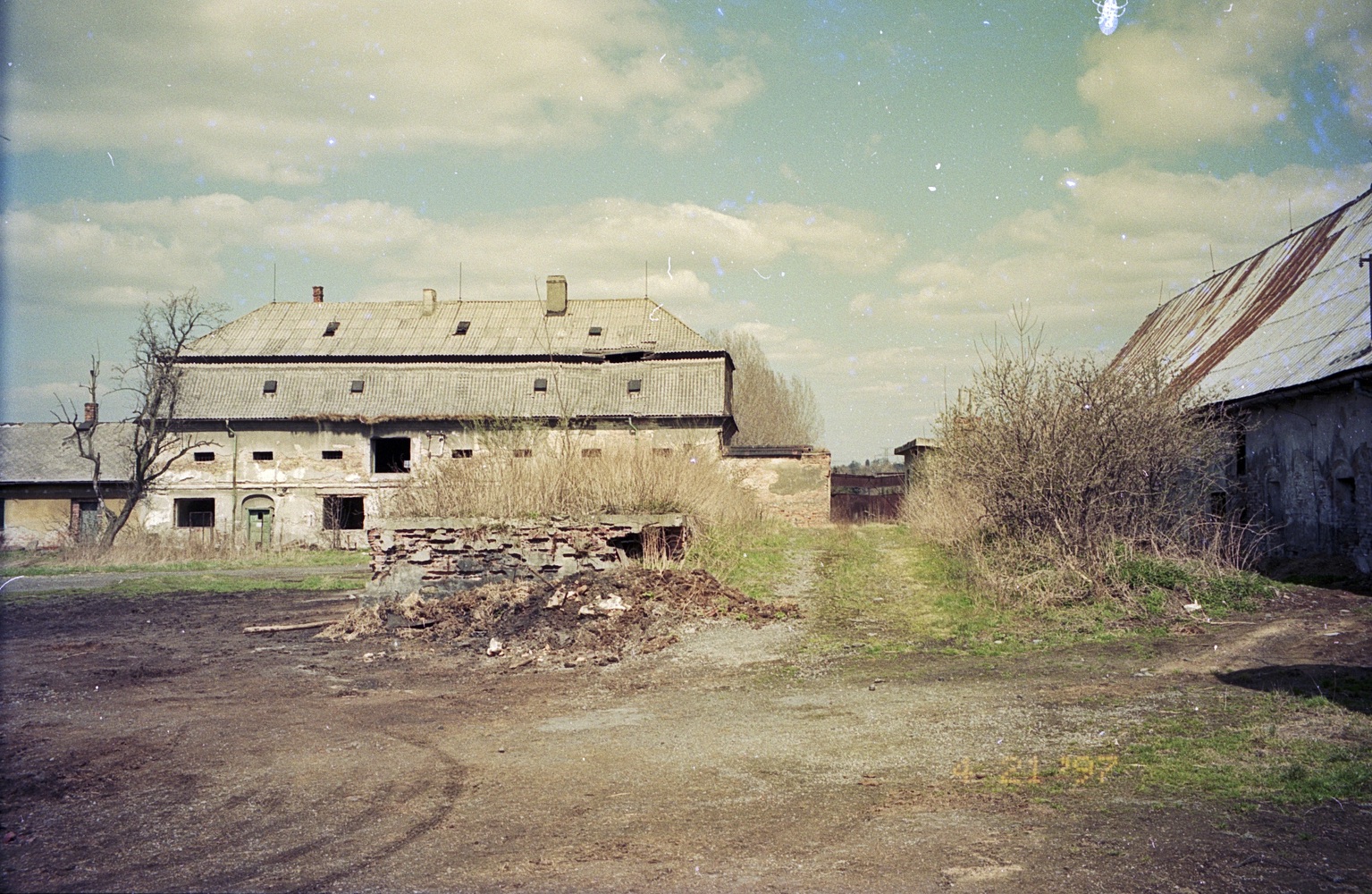 Areál Darkovského dvora hraběcího rodu Larisch-Mönnich: stav v roce 1997