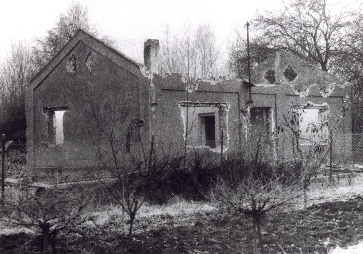 Pozůstatky domu čp. 215 na fotografii z 6.12.1992 (Sbírka Józefa Chmiela)