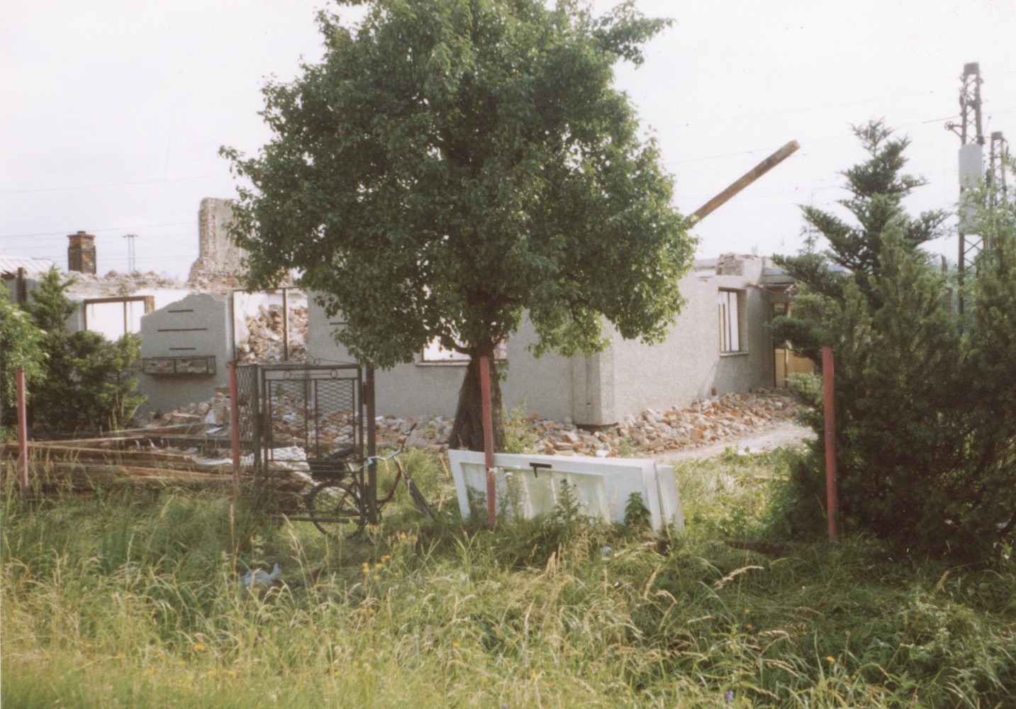 Pozůstatky domu čp. 218 na snímku z 24.6.2003 (Sbírka Józefa Chmiela)