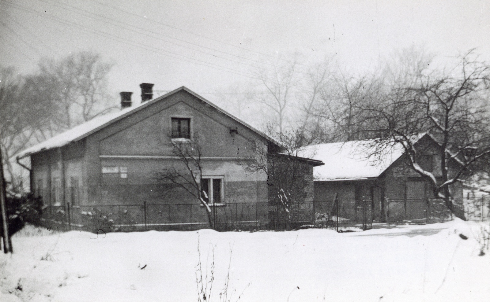 Dům čp. 220 v Lipinách na snímku z 16.12.1985 (Sbírka Józefa Chmiela)