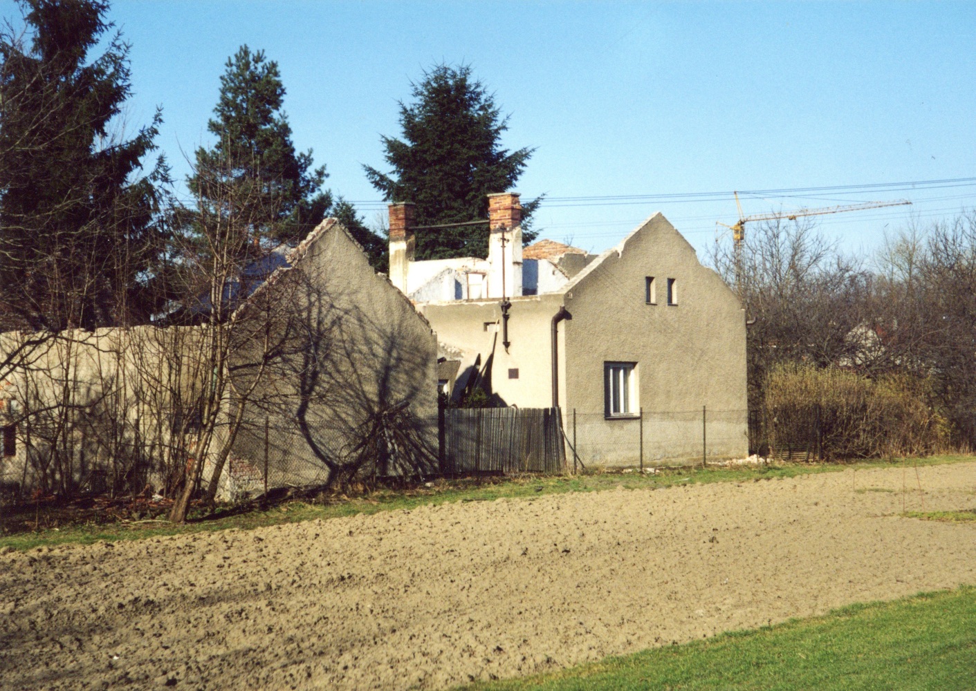 Pozůstatky domu čp. 222 na fotografii z 11.3.2002 (Sbírka Józefa Chmiela)