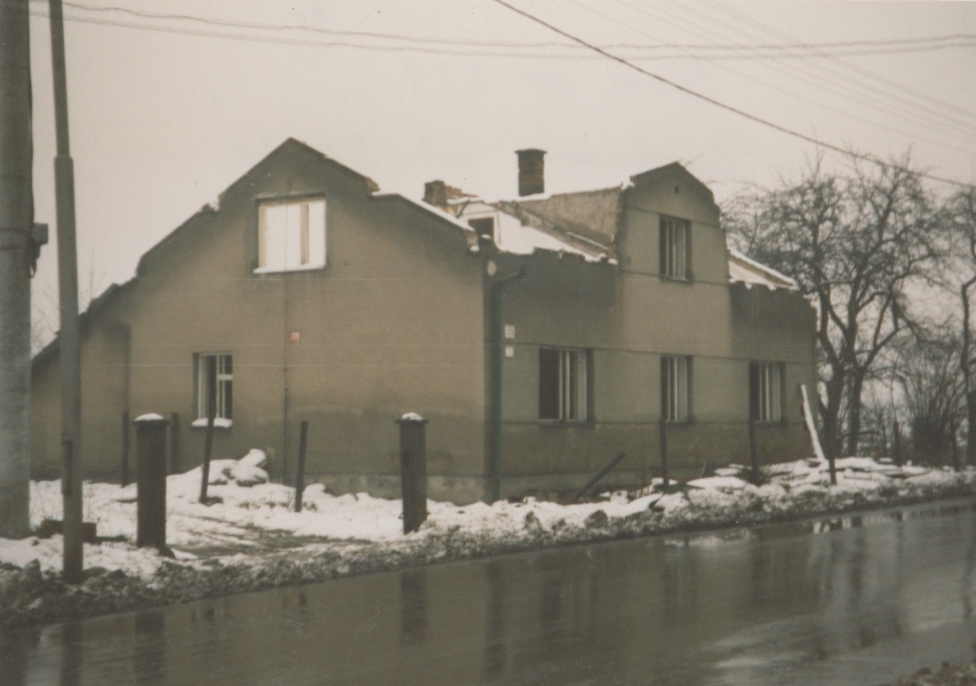 Pozůstatky domu čp. 229 na snímku z 25.11.1997 (Sbírka Józefa Chmiela)