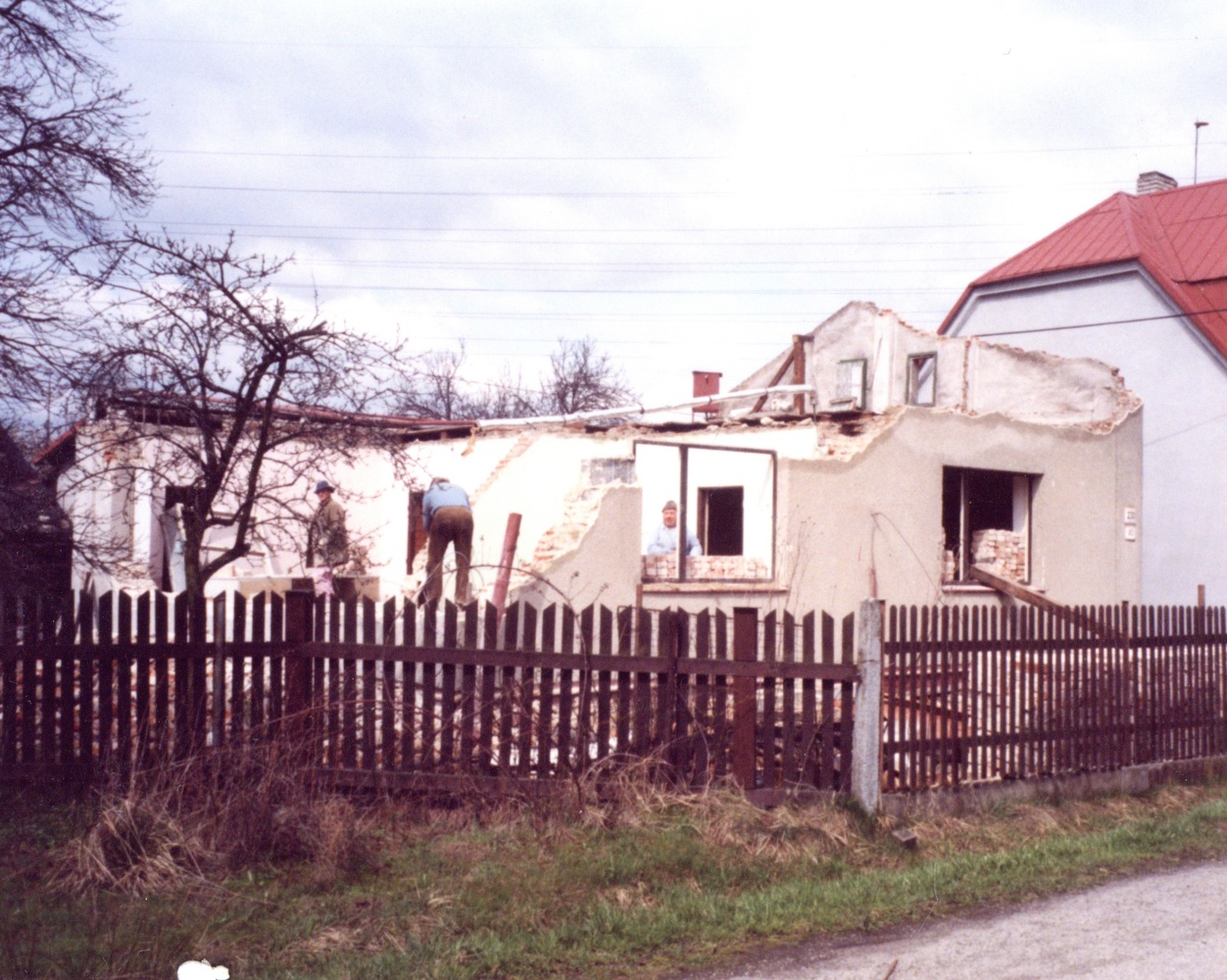 Pozůstatky domu čp. 230 na snímku z 6.4.2000 (Sbírka Józefa Chmiela)