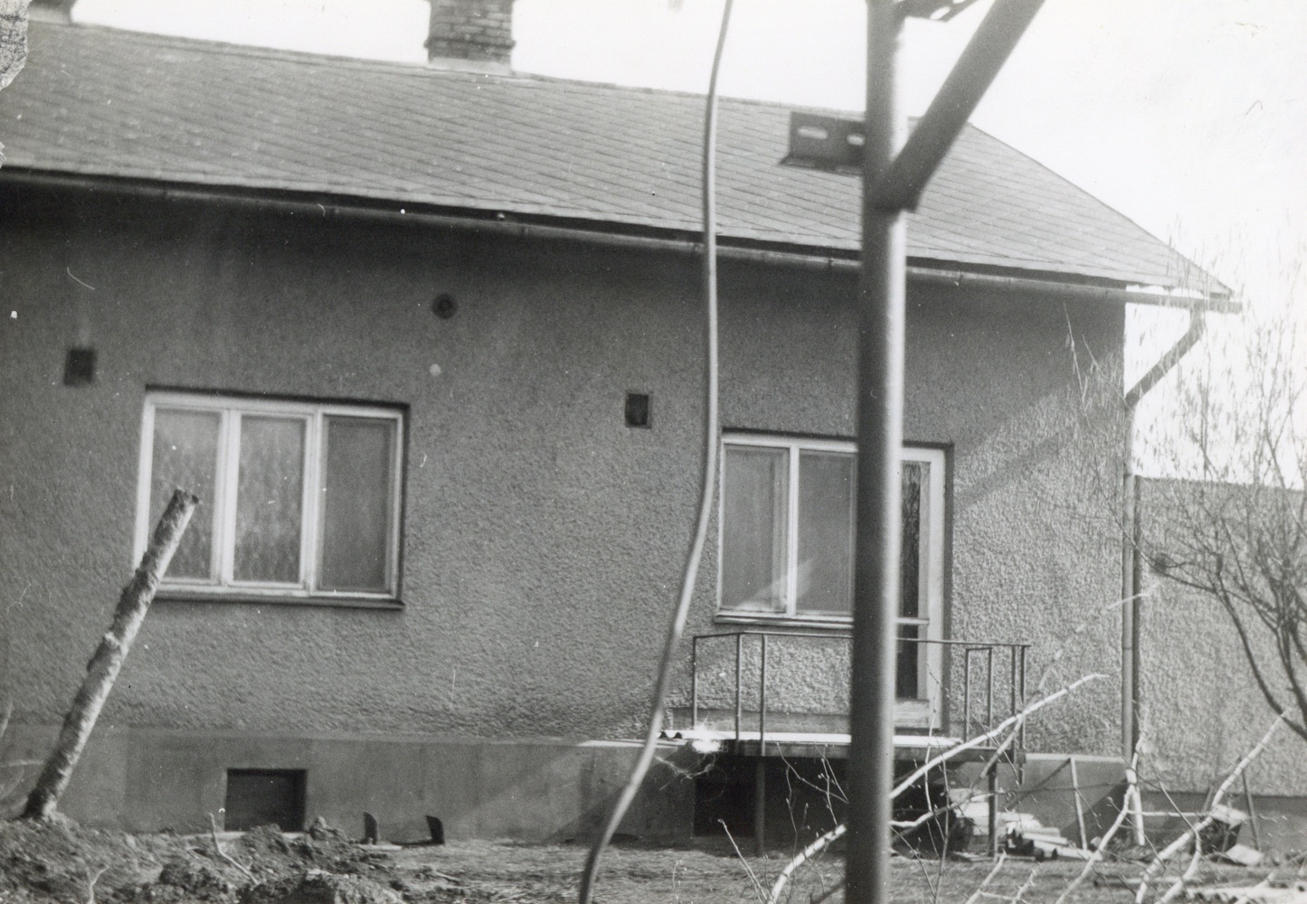 Dům čp. 231 (západní strana domu) v Lipinách na snímku z 3.4.1988 (Sbírka Józefa Chmiela)