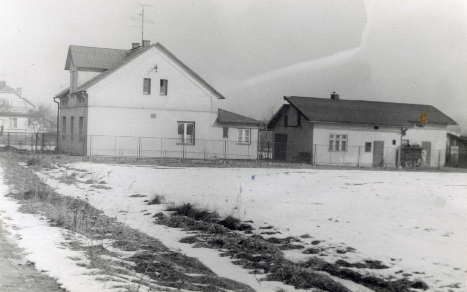 Dům čp. 233 v Lipinách na snímku z 6.2.1988 (Sbírka Józefa Chmiela)