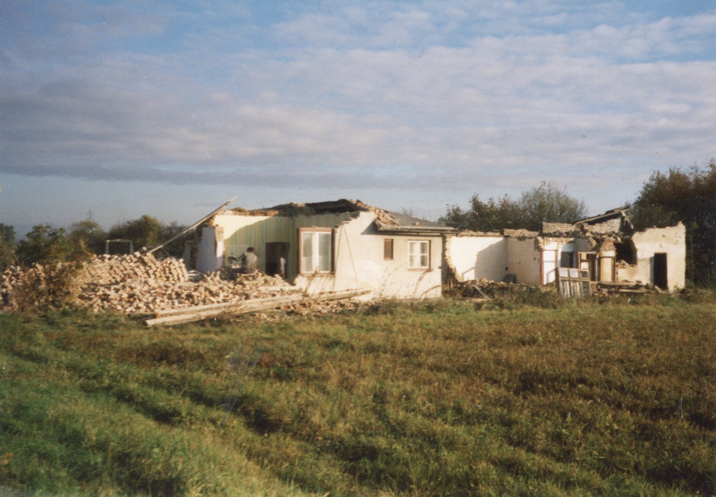 Pozůstatky domu čp. 233 v Lipinách na snímku z 24.10.1998 (Sbírka Józefa Chmiela)