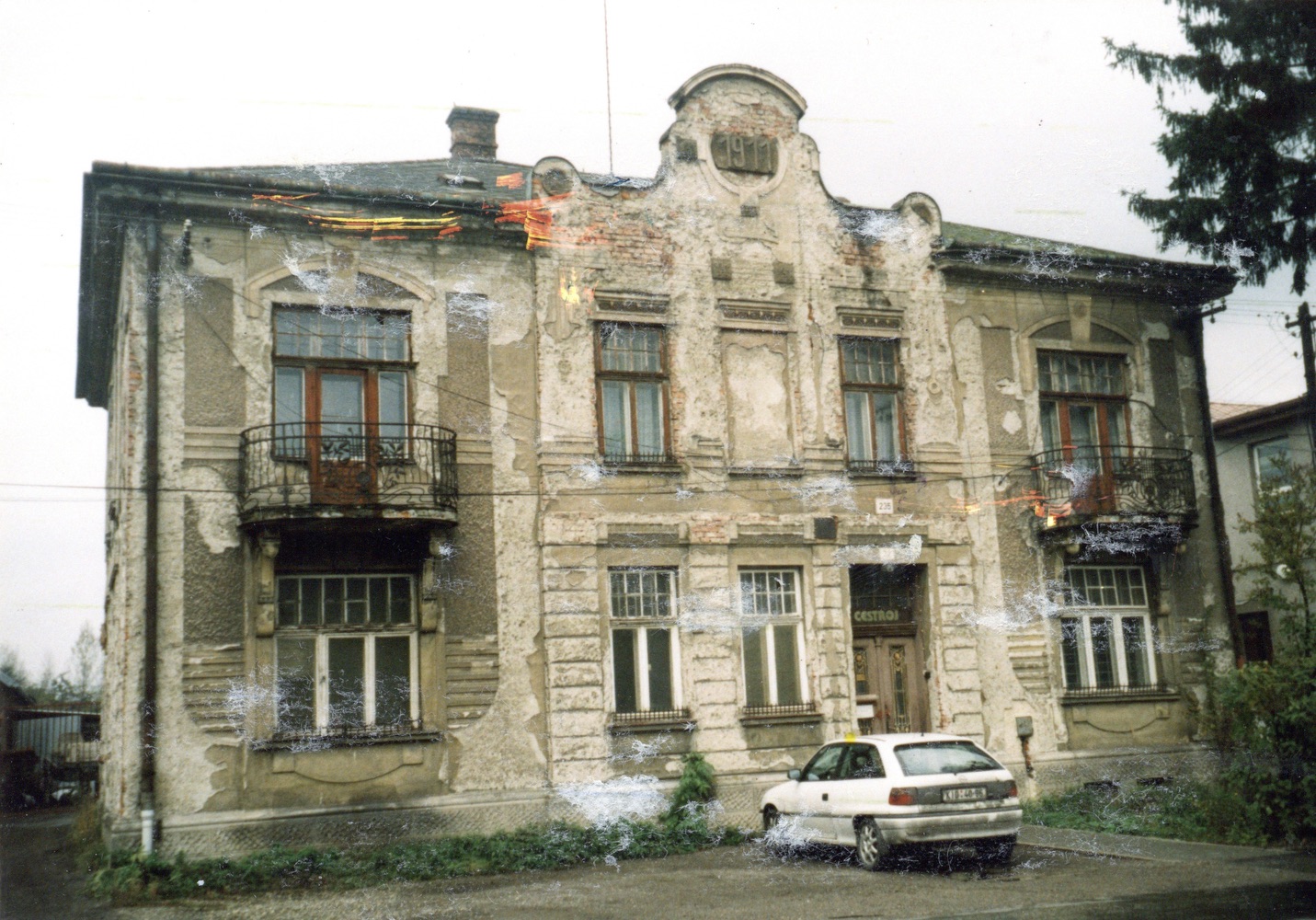Dům čp. 235 na snímku z 24.10.1999. V rozmezí let 1991-1999 sídlo firem Cechel a Cestroj (Sbírka Józefa Chmiela)