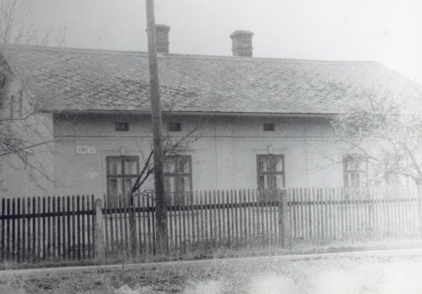 Dům čp. 236 v Lipinách na snímku z 30.4.1995 (Sbírka Józefa Chmiela)