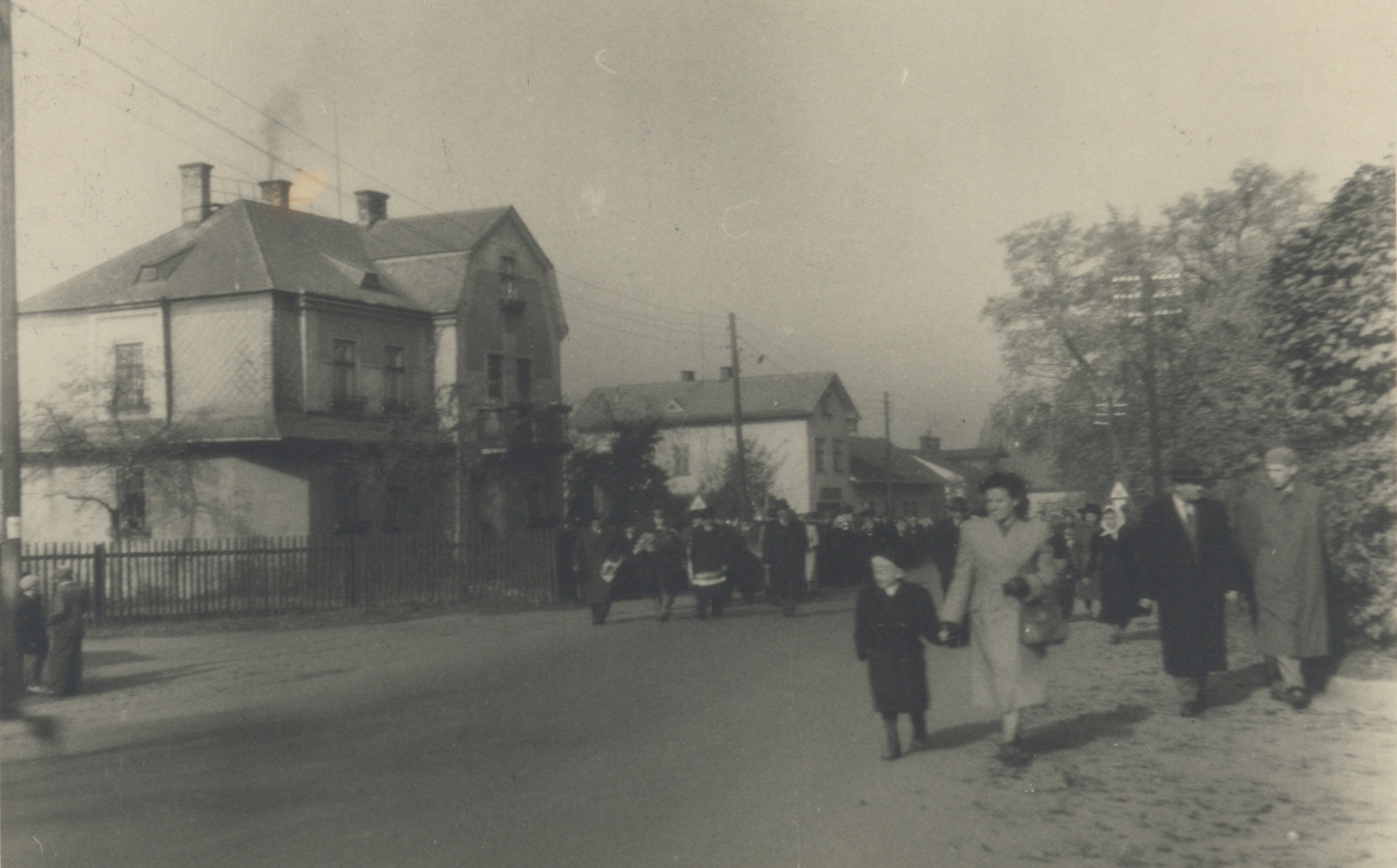 Záběr z blíže neurčeného průvodu na ulici Lázeňská v Darkově. Vlevo vila čp. 242, za ní pak následují domy čp. 439 a čp. 197. (S laskavým svolením p. M. Dworokové, ze soukromé sbírky)
