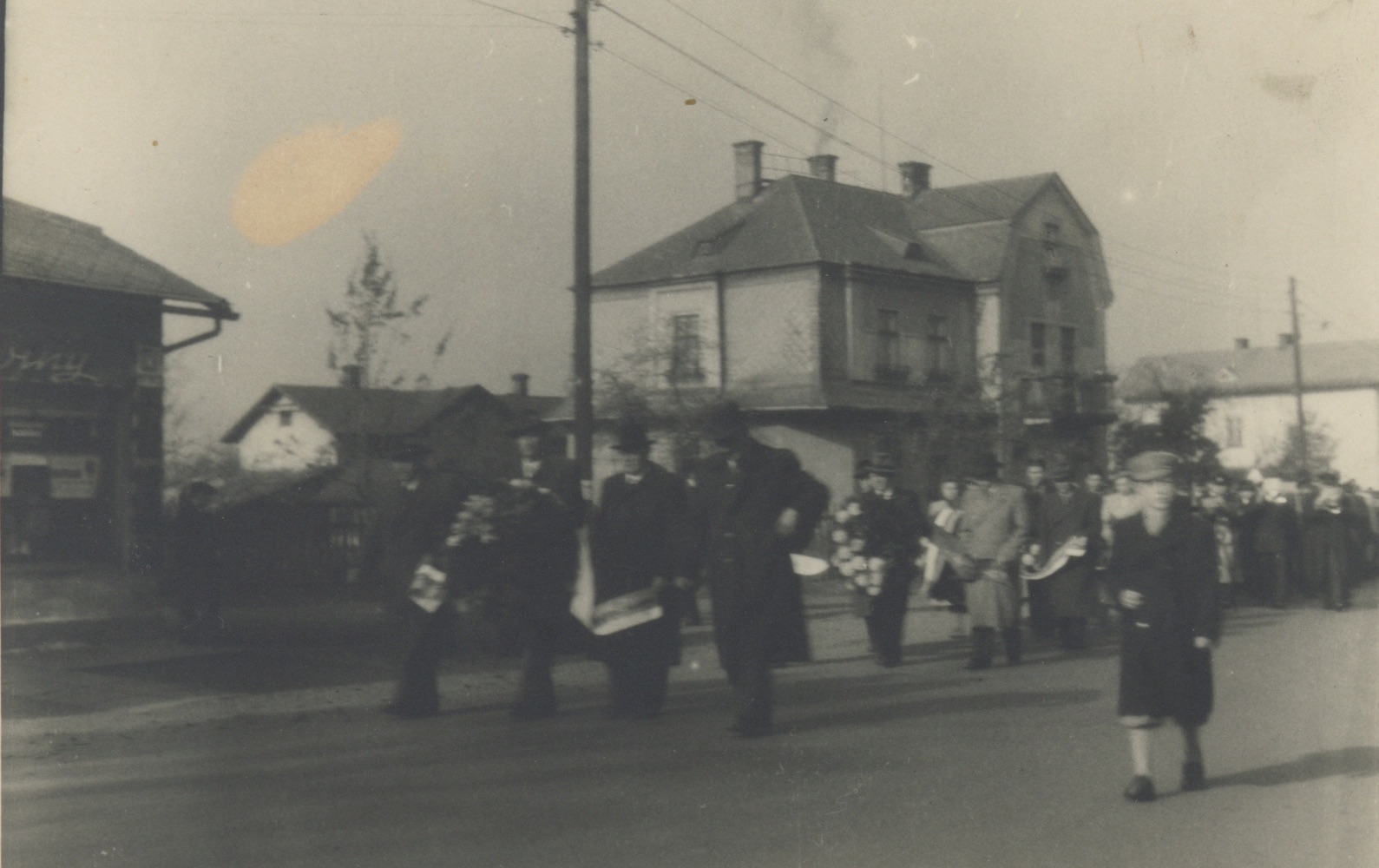 Záběr z blíže neurčeného průvodu na ulici Lázeňská v Darkově. Vlevo část domu čp. 292 (Potraviny), následuje vila čp. 242. (S laskavým svolením p. M. Dworokové, ze soukromé sbírky)