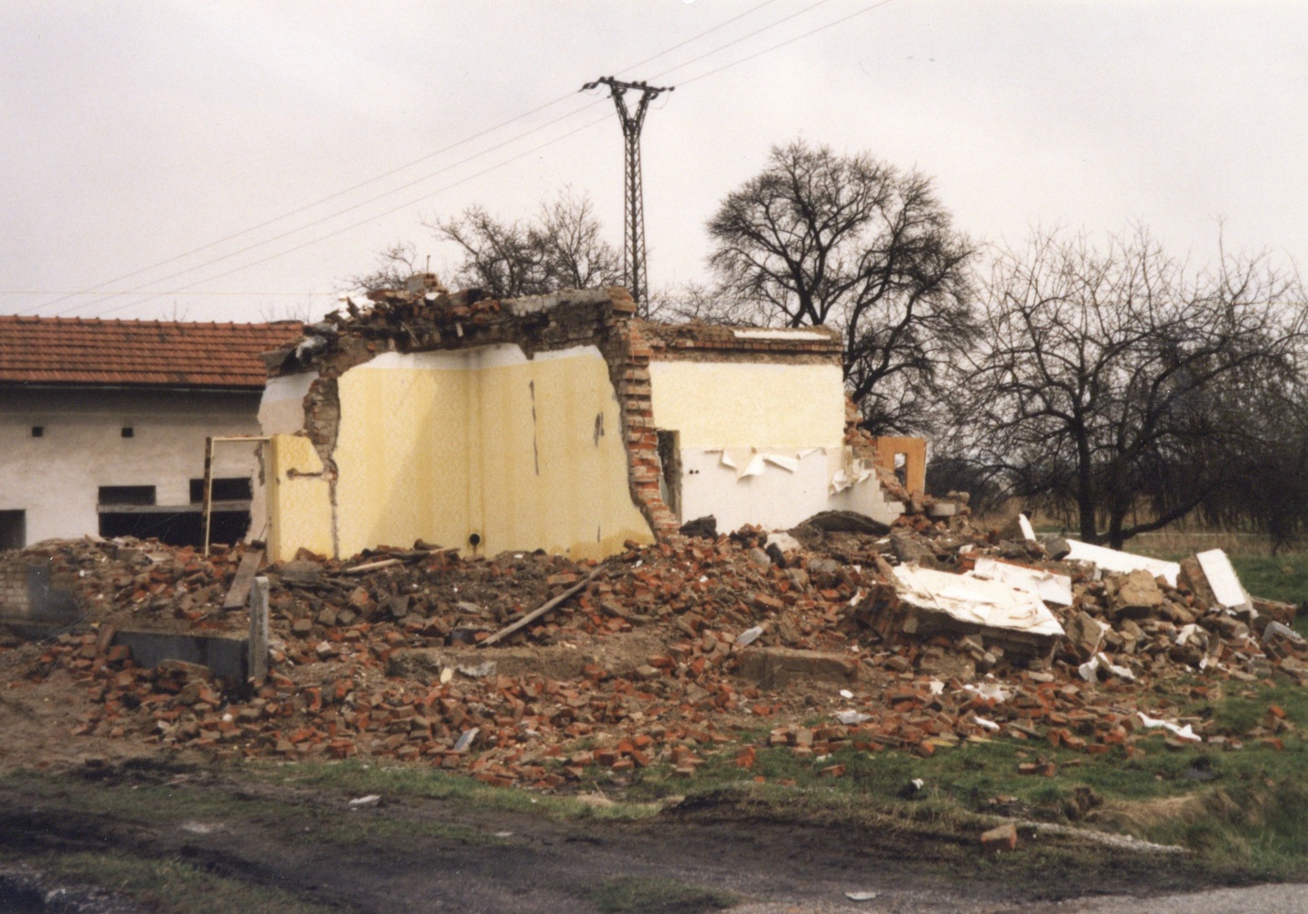 Pozůstatky domu čp. 243 (Lipiny) na snímku z 15.4.2001 (Sbírka Józefa Chmiela)