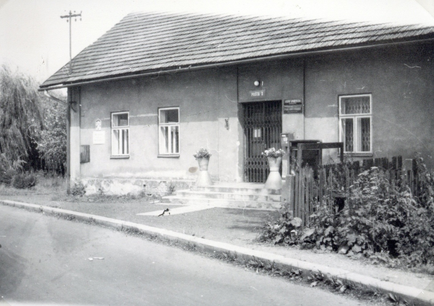 Podoba domu čp. 25 v době, kdy v něm sídlila Pošta (1948 - 1990)