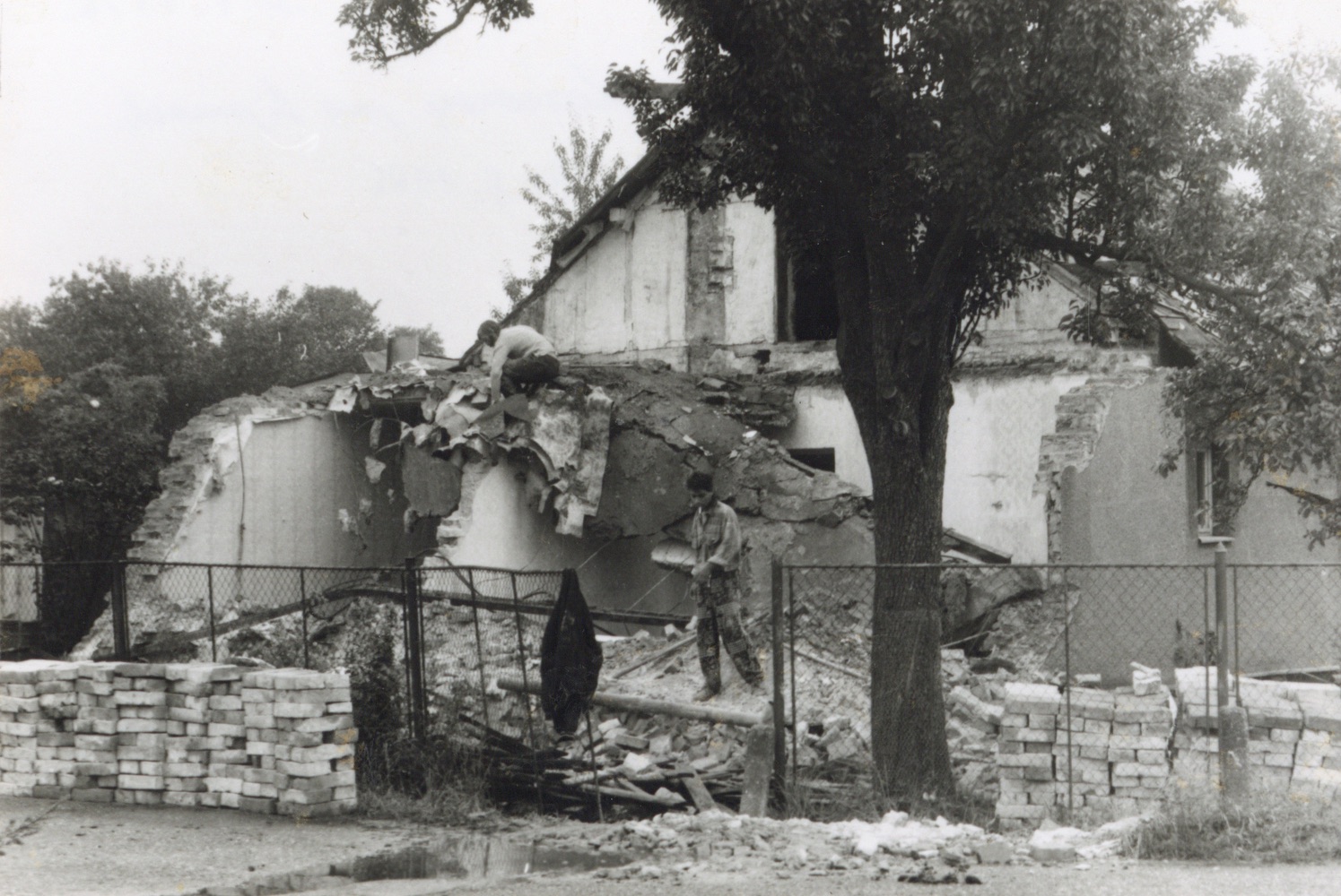 Demolice domu čp. 256 v Lipinách na snímku z 30.8.1996 (Sbírka Józefa Chmiela)