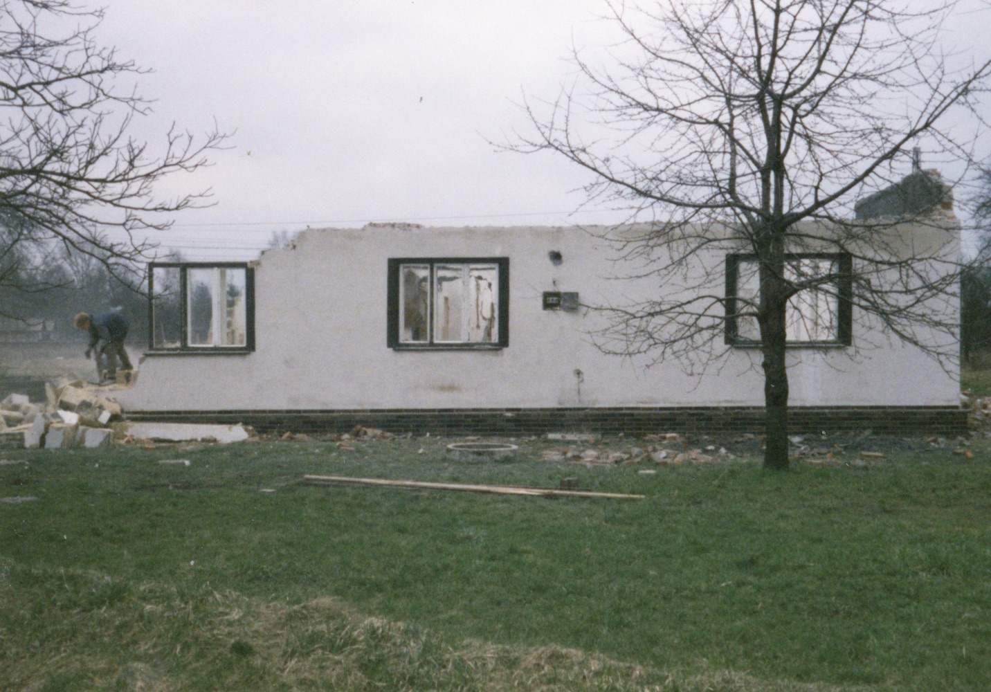 Pozůstatky domu čp. 257 na snímku z 28.3.2001 (Sbírka Józefa Chmiela)