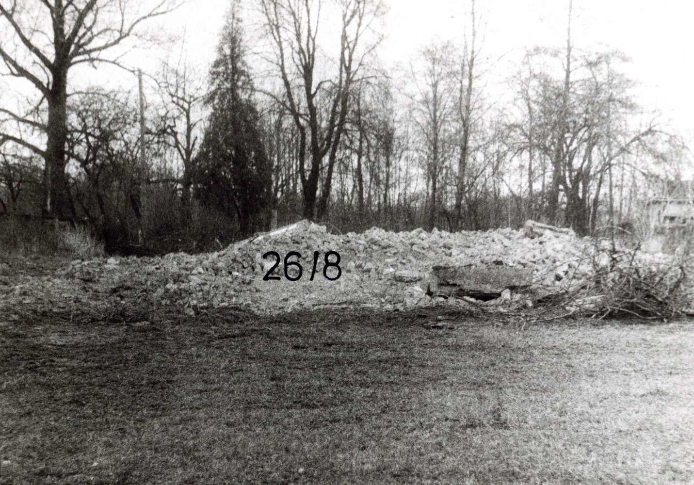 Sutiny po demolici na místě kde stával dům čp. 26. Snímek z 5.12.1993 (Sbírka Józefa Chmiela)