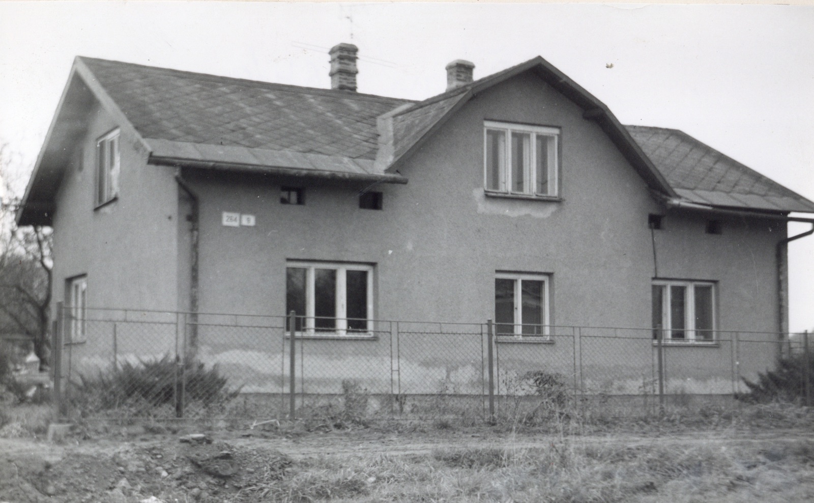 Dům čp. 264 v Lipinách na snímku z 16.12.1985 (Sbírka Józefa Chmiela)