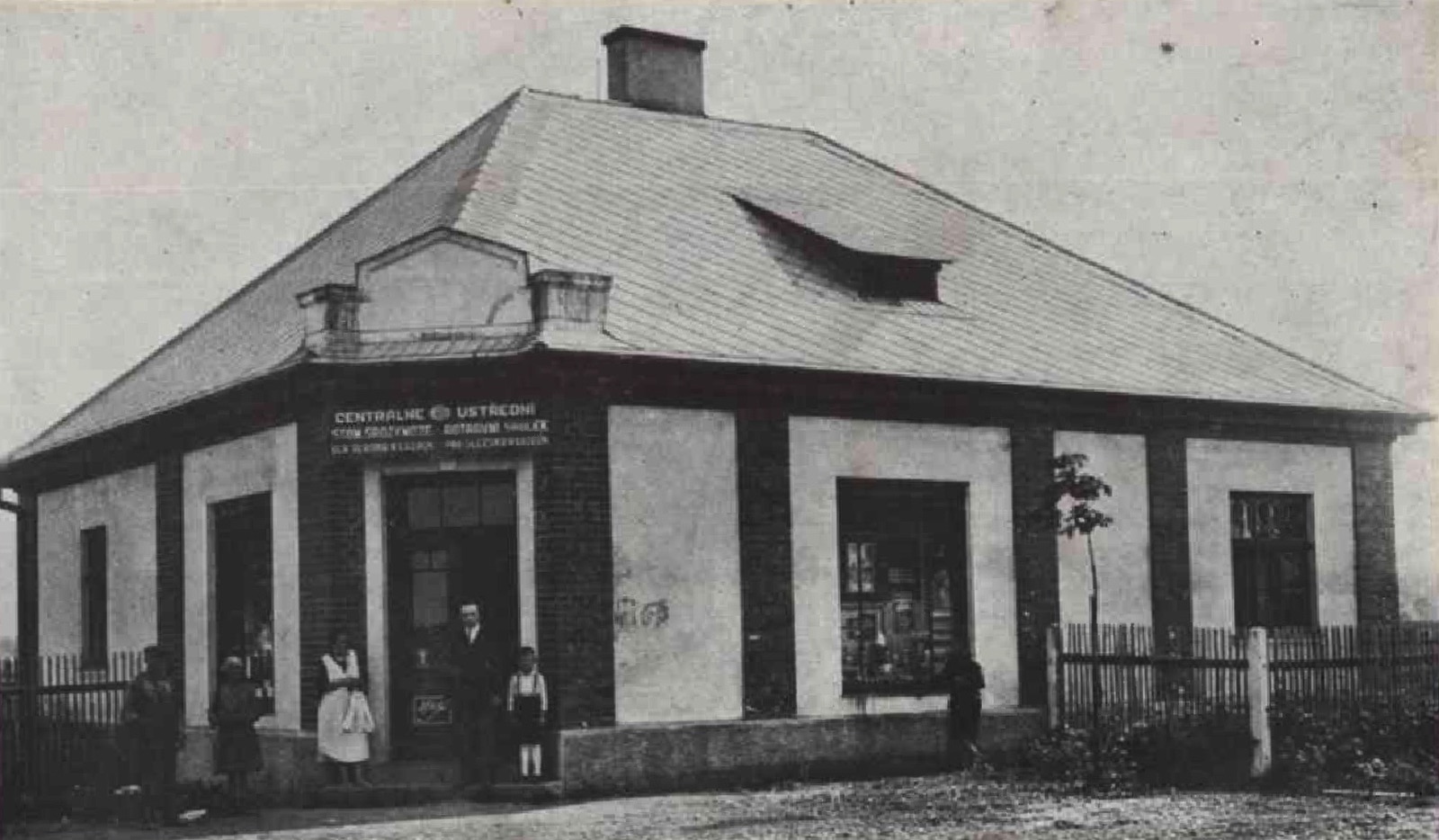 Dům čp. 267, obchod: Centralne Stowarzyszenie Spożywcze dla Śląska w Łazach, filia 71. (Zdroj: Śląska Biblioteka Cyfrowa = KLIK NA FOTOGRAFII...)