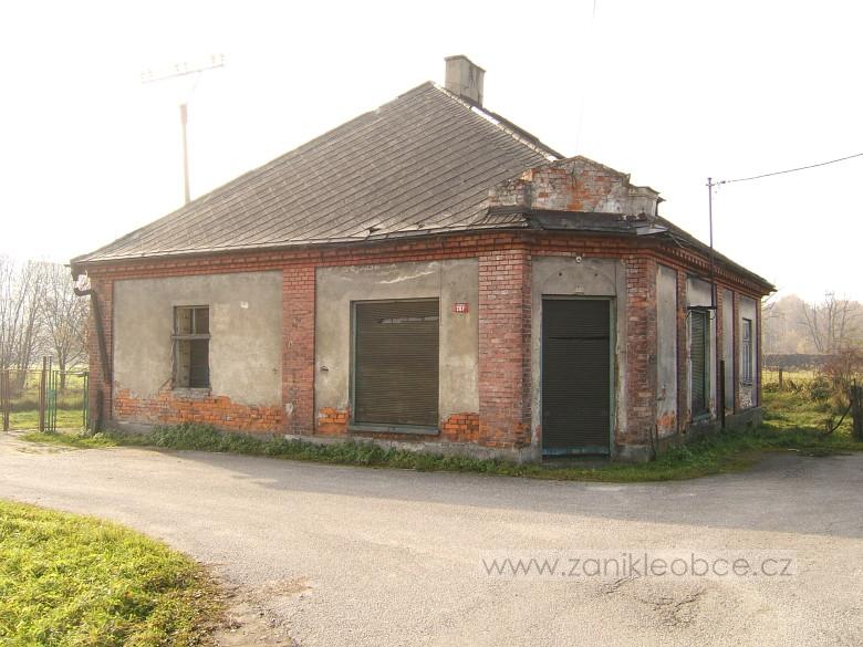 Dům čp. 267 na snímku z 12.11.2005. (Zdroj: Zaniklé obce a objekty. Autor: Jan Kucharczyk. Odkaz = KLIK NA FOTOGRAFII...)