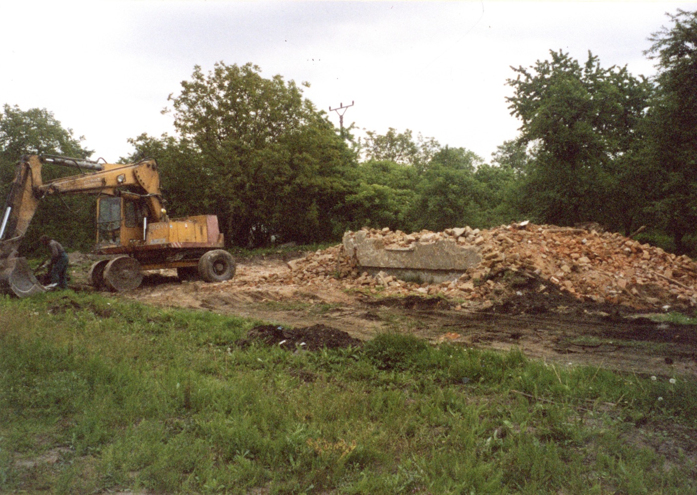 Sutiny po demolici domu čp. 27 na snímku z 19.5.2004 (Sbírka Józefa Chmiela)