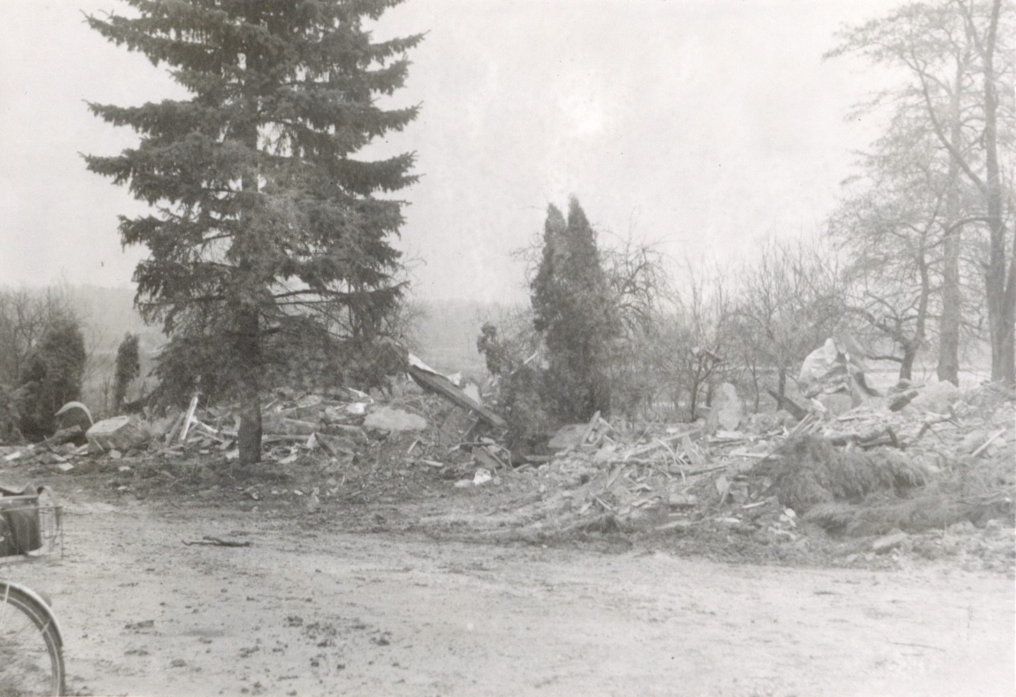Pozůstatky domu čp. 277 po demolici na snímku z 25.2.1995 (Sbírka Józefa Chmiela)
