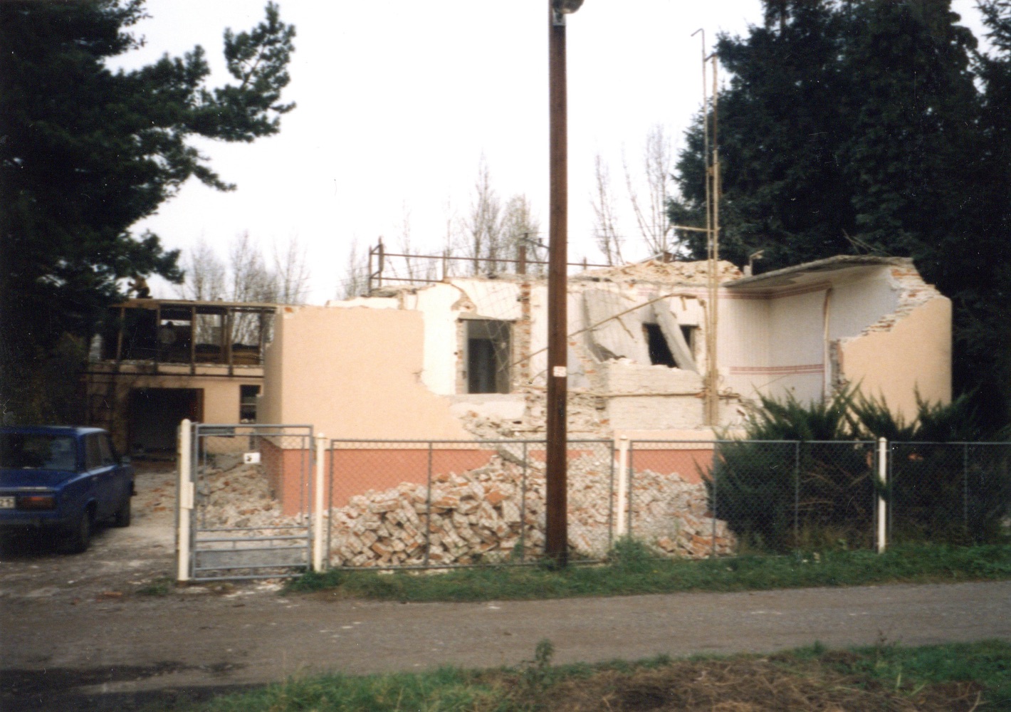 Pozůstatky domu čp. 28 na snímku z 14.11.2000 (Sbírka Józefa Chmiela)