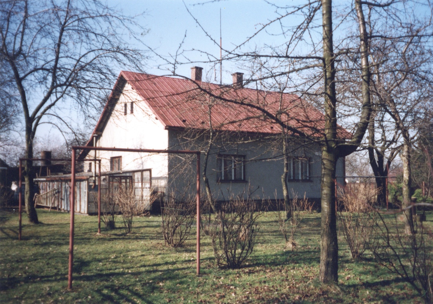 Dům čp. 286 na fotografii z 13.2.2000. V tomto domě žil regionální amatérský historik, kronikář, sběratel a folklorista p. Józef CHMIEL, autor knihy o původní podobě starého Darkova a mnoha dalších publikací. (Snímek ze sbírky Józefa Chmiela)