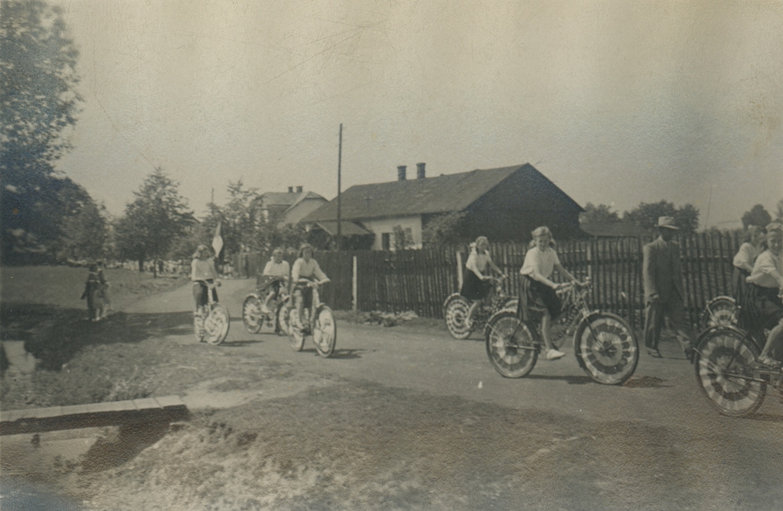 Průvod na ulici Brožíkova. V popředí nízký dům čp. 168, vzadu dům čp. 287, vlevo Darkovský potok. (S laskavým svolením p. M. Dworokové, ze soukromé sbírky. Identifikace objektů: Jan Polakovič)
