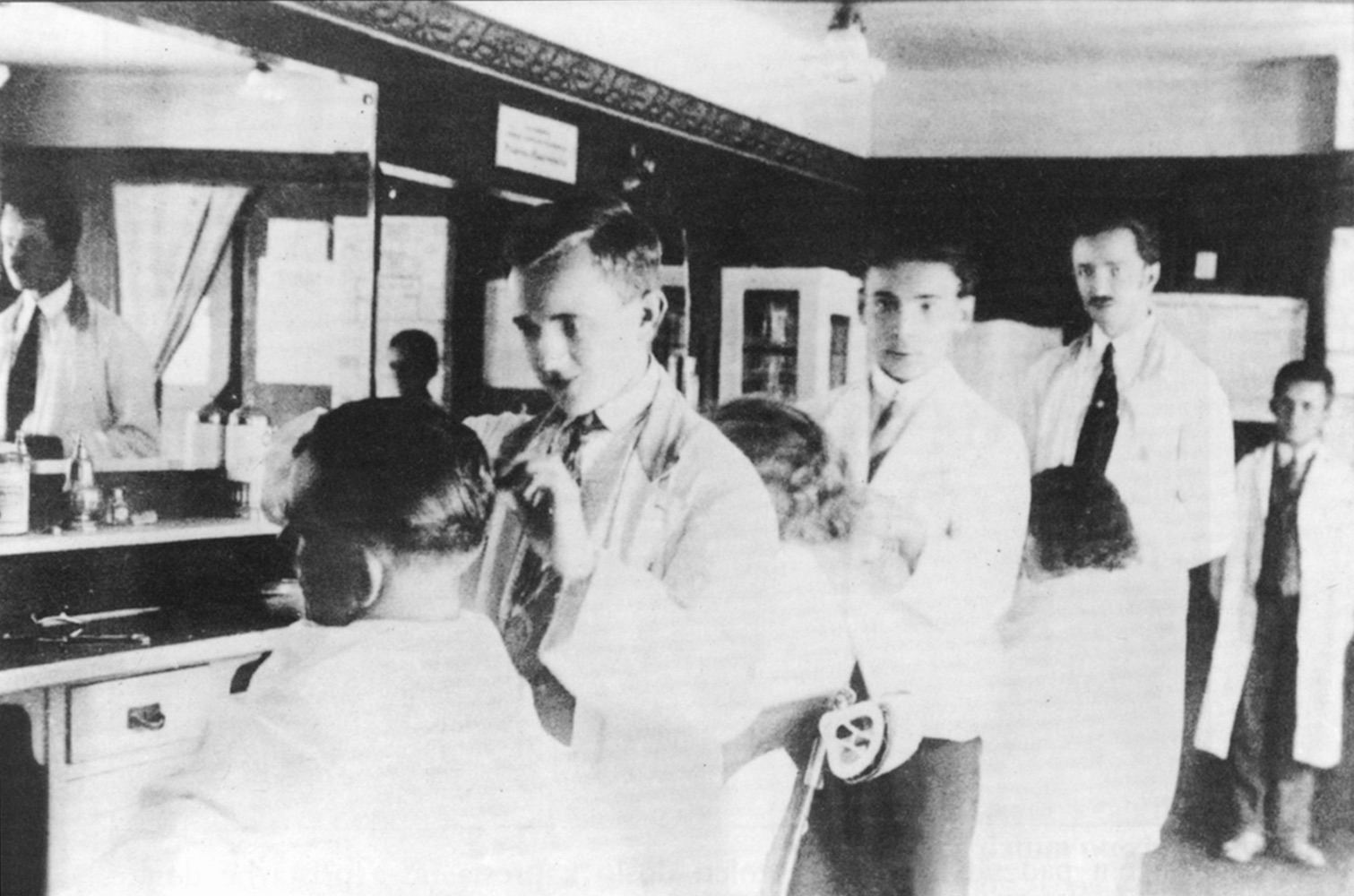 Záběr z interiéru kadeřnického salonu Josefa Szuścika v domě čp. 292. (Sbírka Józefa Chmiela)
