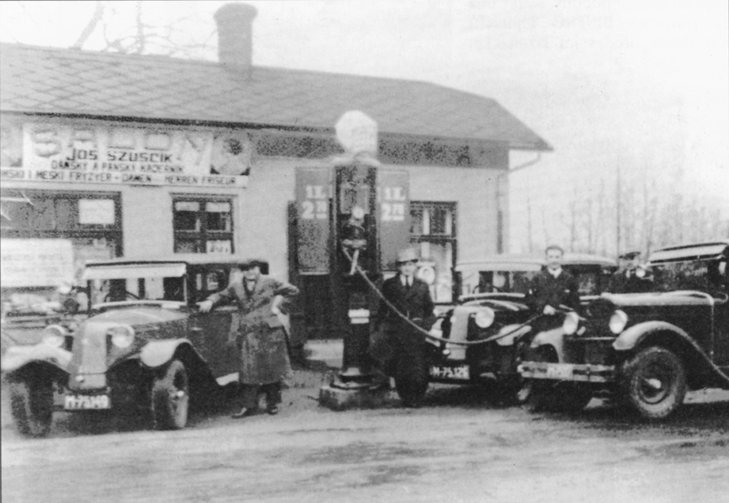 Benzínová pumpa před kadeřnickým salonem Josefa Szuścika v domě čp. 292, byla zřízena v roce 1938. (Sbírka Józefa Chmiela)