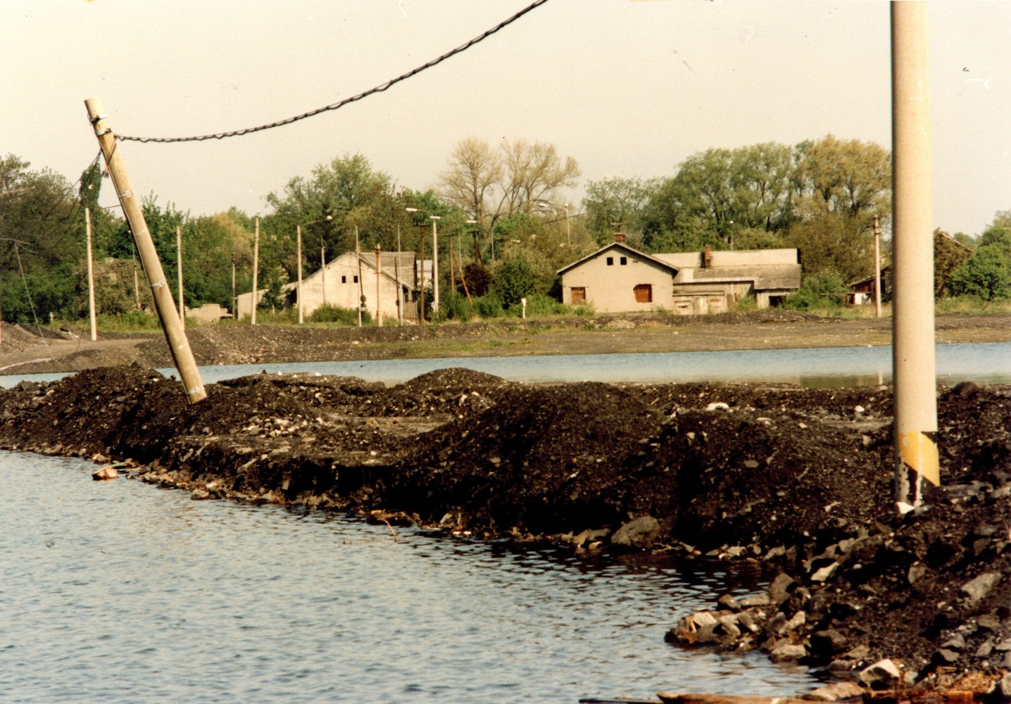 Vlevo dům čp. 319, vpravo dům čp. 294, 295