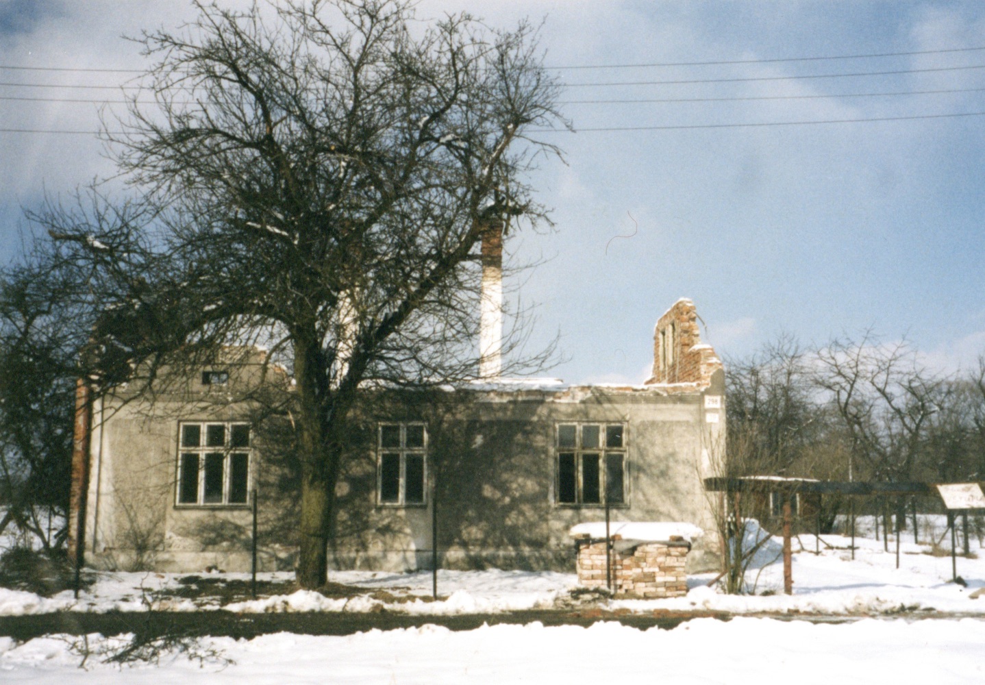Pozůstatky domu čp. 298 na fotografii z 27.2.2001 (Sbírka Józefa Chmiela)