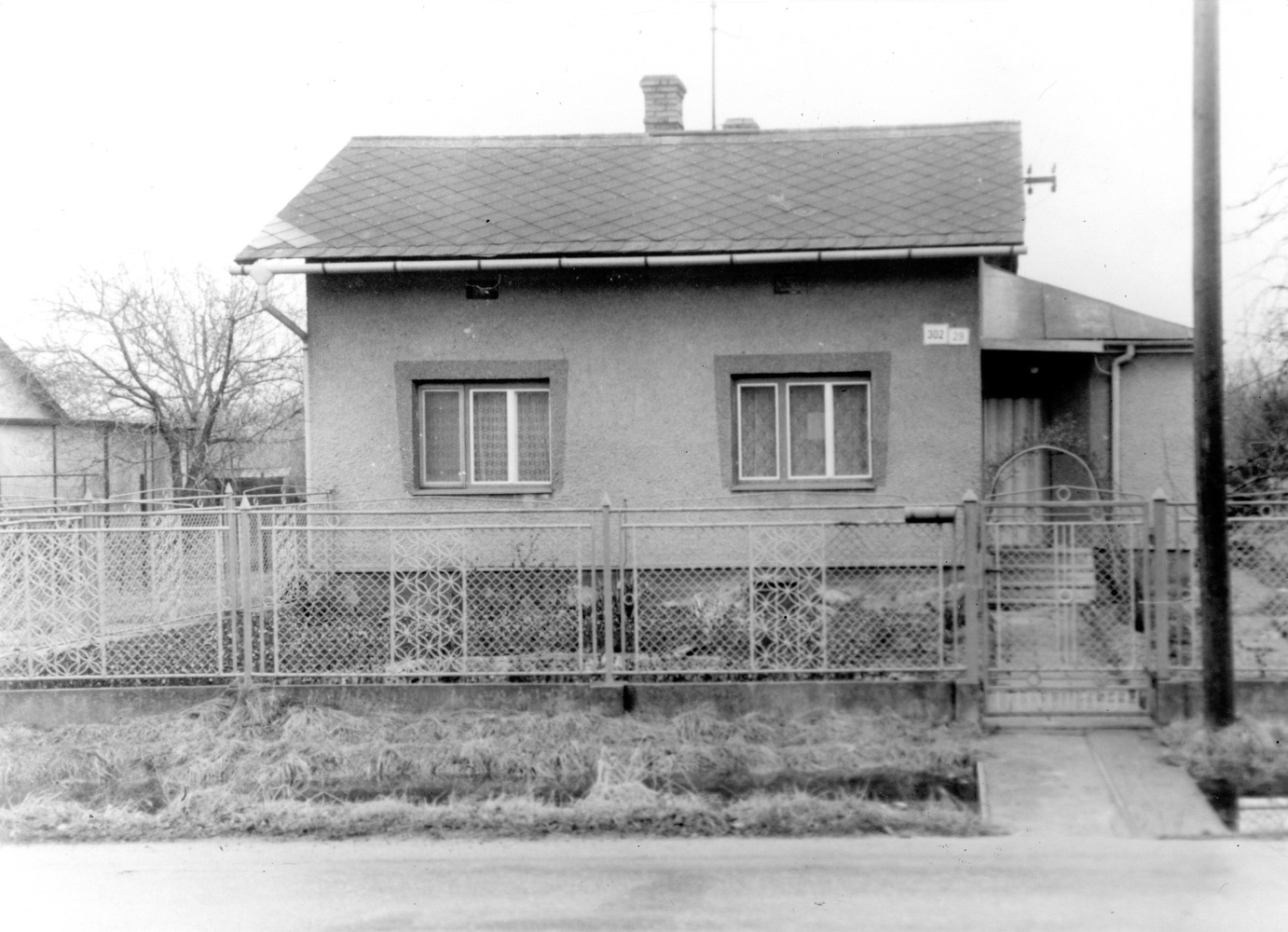Dům čp. 302 na snímku z 26.12.1988 (Sbírka Józefa Chmiela)