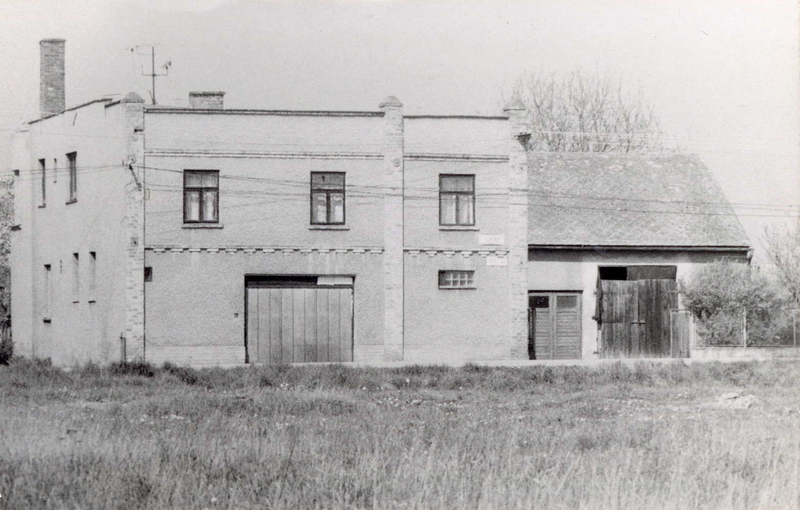Dům čp. 303 v Lipinách, původně pekárna Józefa Kusse adaptovaná v pozdějších letech na rodinný dům. Snímek z 30.4.1995 (Sbírka Józefa Chmiela)