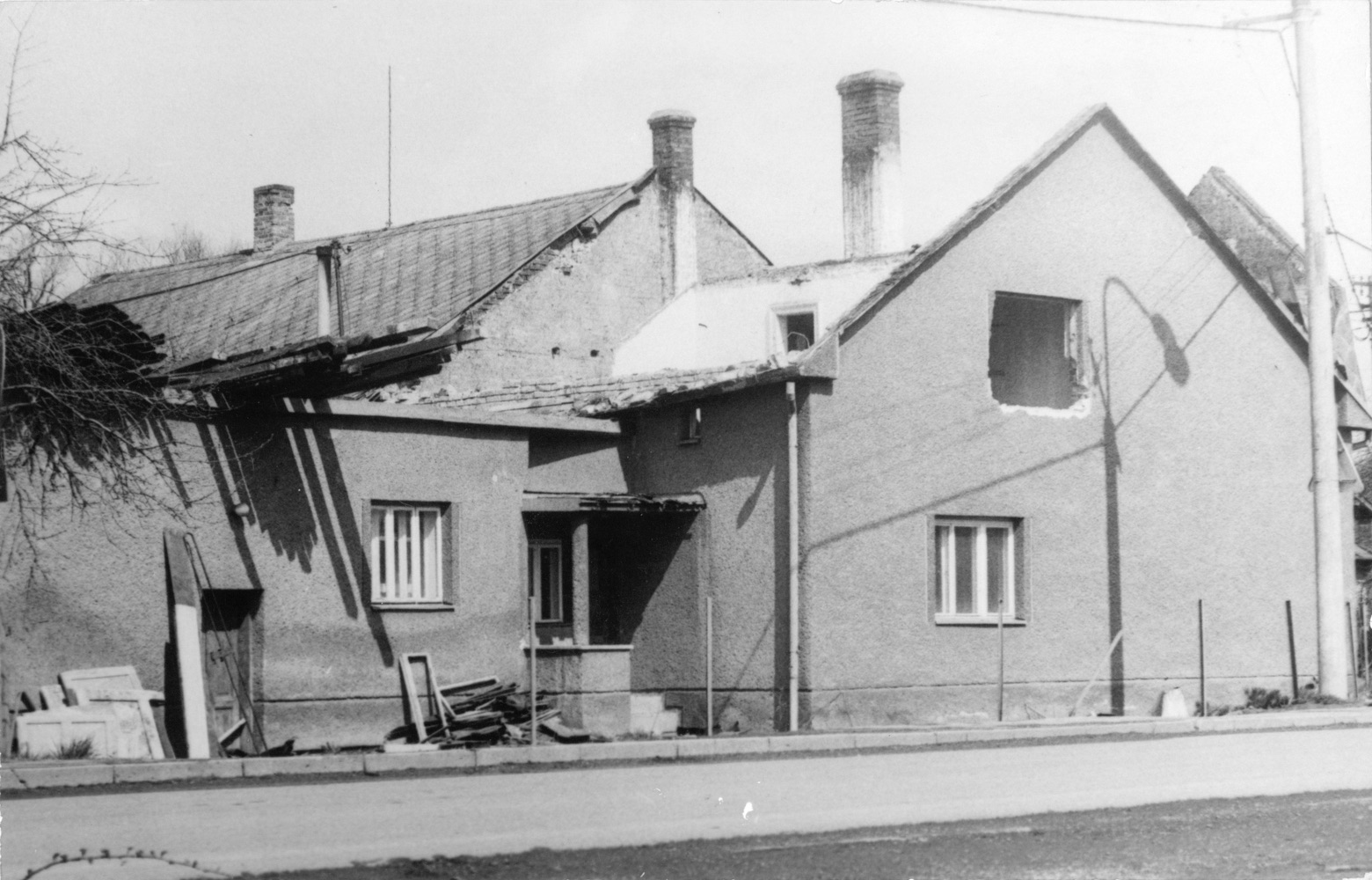 Dům čp. 336 při demolici na snímku ze dne 10.4.1995 (Sbírka Józefa Chmiela)