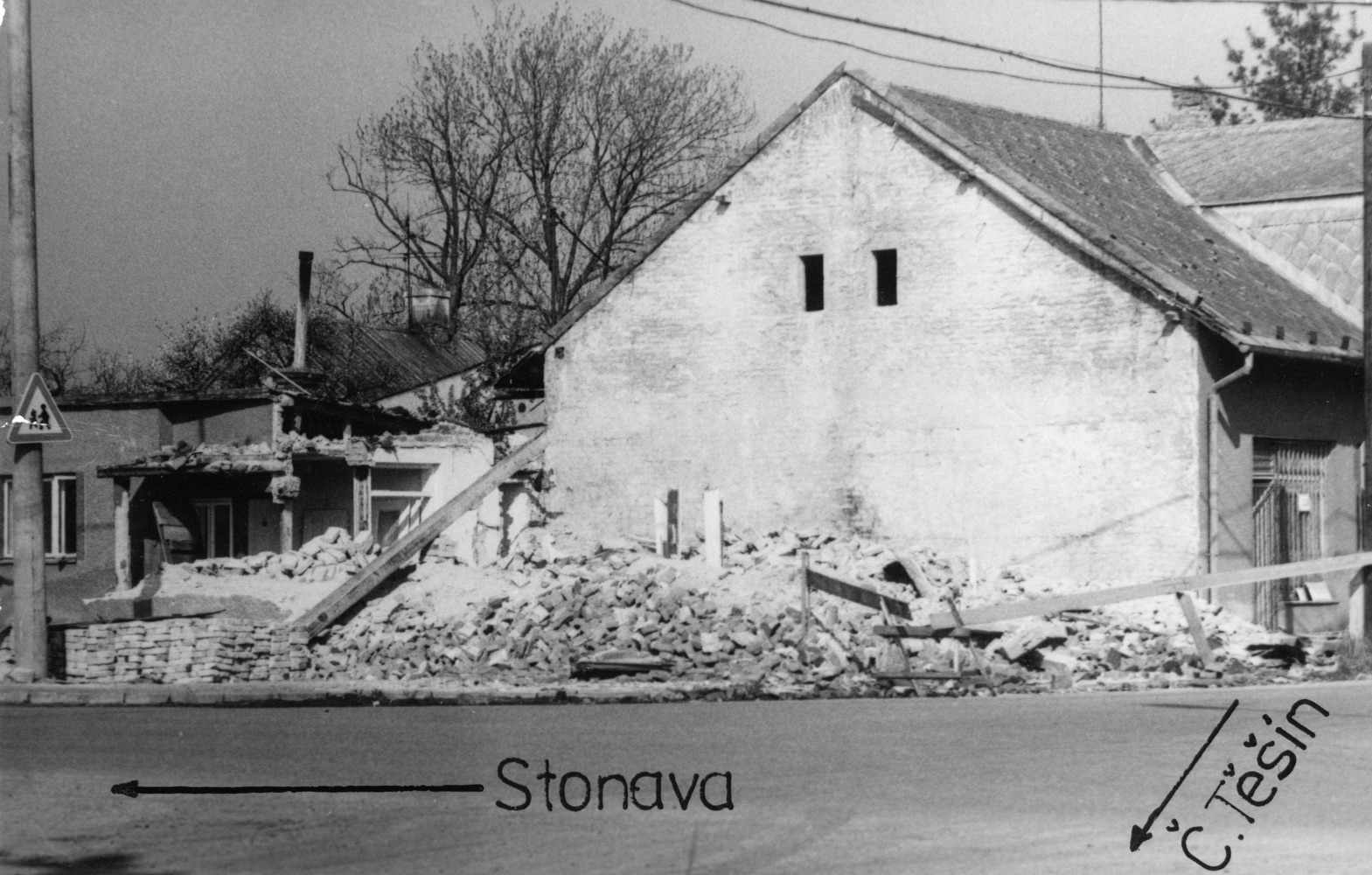 Dům čp. 336 po demolici na snímku ze dne 30.4.1995. Vpravo dům čp. 319, stará prodejna potravin (Sbírka Józefa Chmiela)