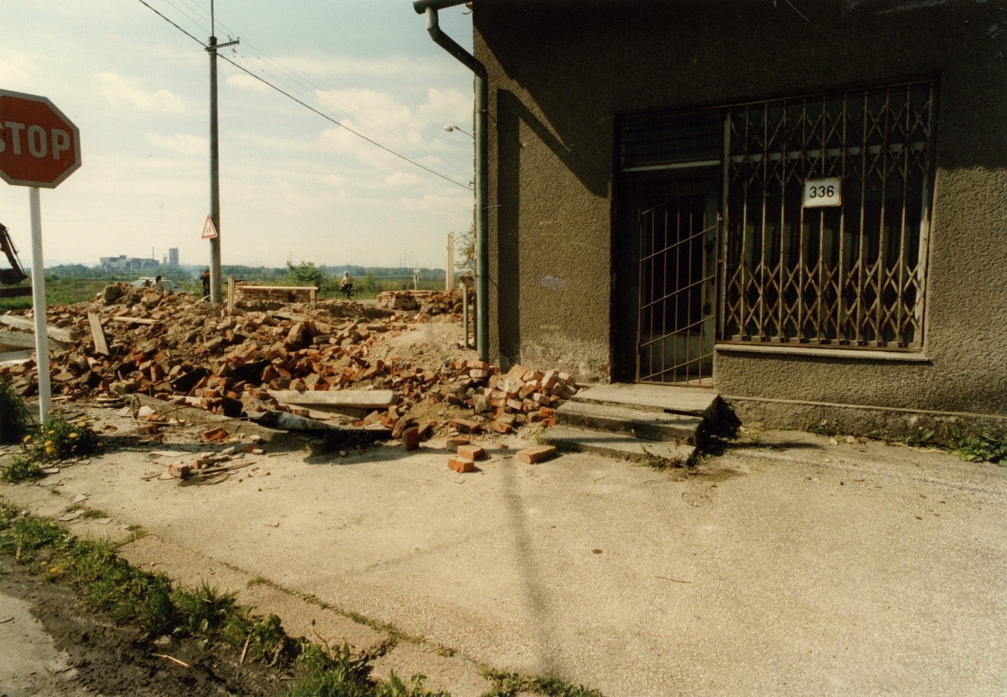 Z demolice domu čp. 319, 336...