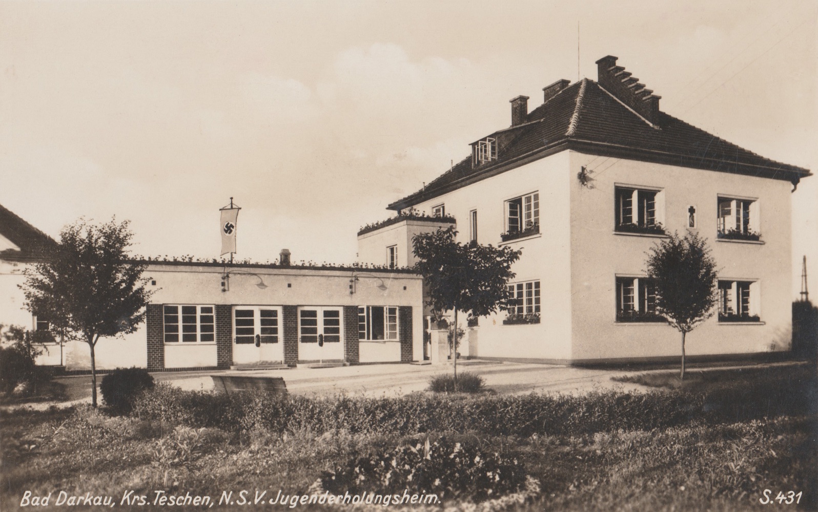 Darkov čp. 320: původní ozdravovna Československého červeného kříže (během 2. světové války). Od roku 1965 celotýdenní mateřská škola. (S laskavým svolením p. Jana Polakoviče, ze soukromé sbírky)