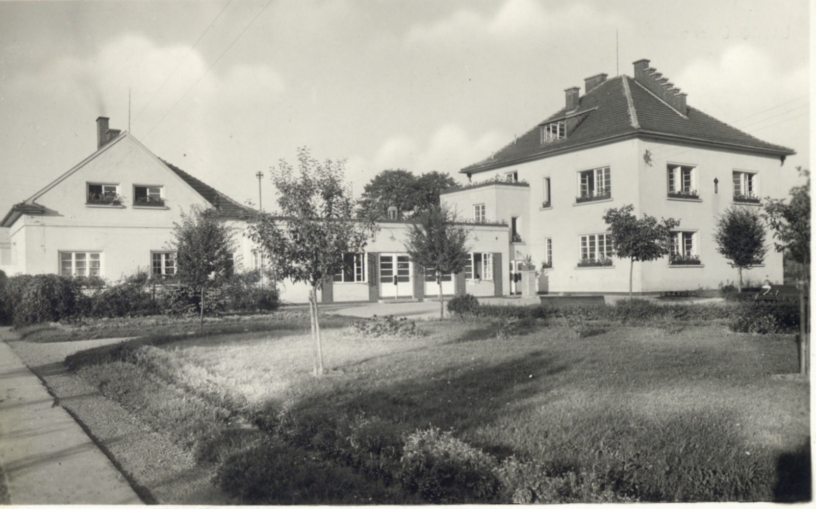 Darkov čp. 320: původní ozdravovna Československého červeného kříže (během 2. světové války). Od roku 1965 celotýdenní mateřská škola.