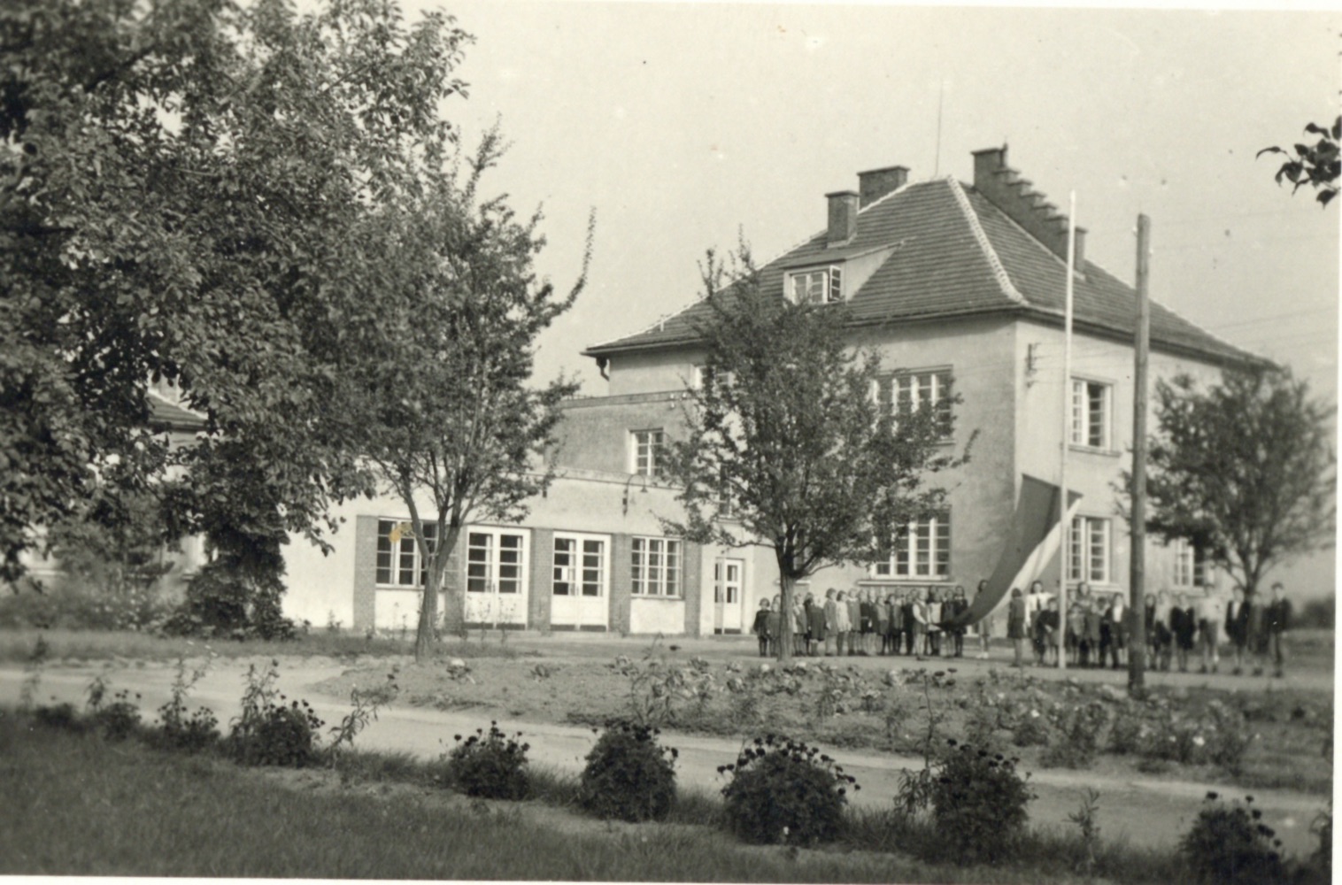 Darkov čp. 320: původní ozdravovna Československého červeného kříže (během 2. světové války). Od roku 1965 celotýdenní mateřská škola.
