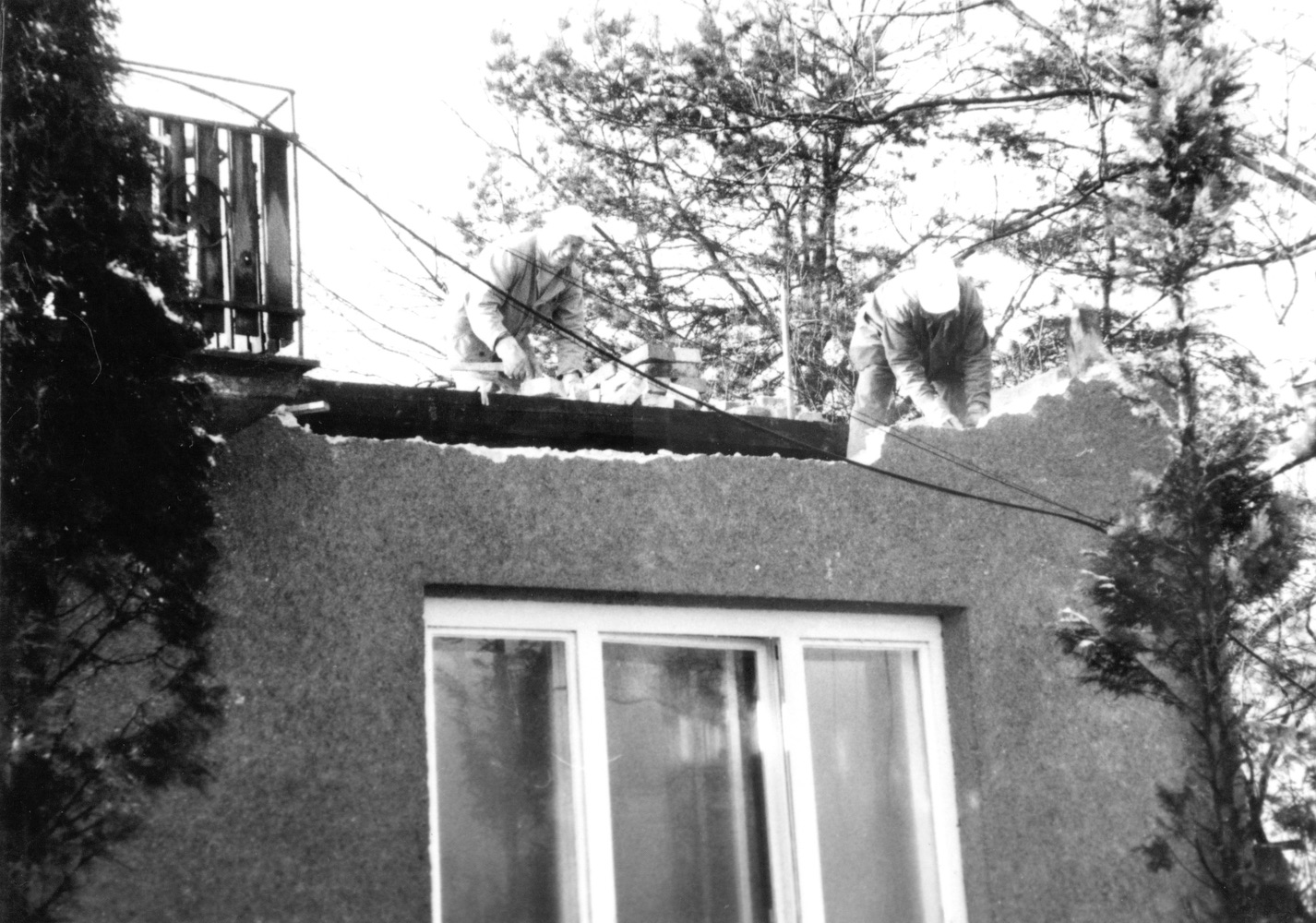 Dům čp. 325 při demolici na snímku z 15.2.1999 (Sbírka Józefa Chmiela)