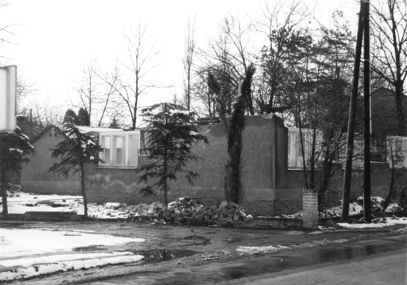 Pozůstatky domu čp. 325 na snímku z 23.2.1999 (Sbírka Józefa Chmiela)