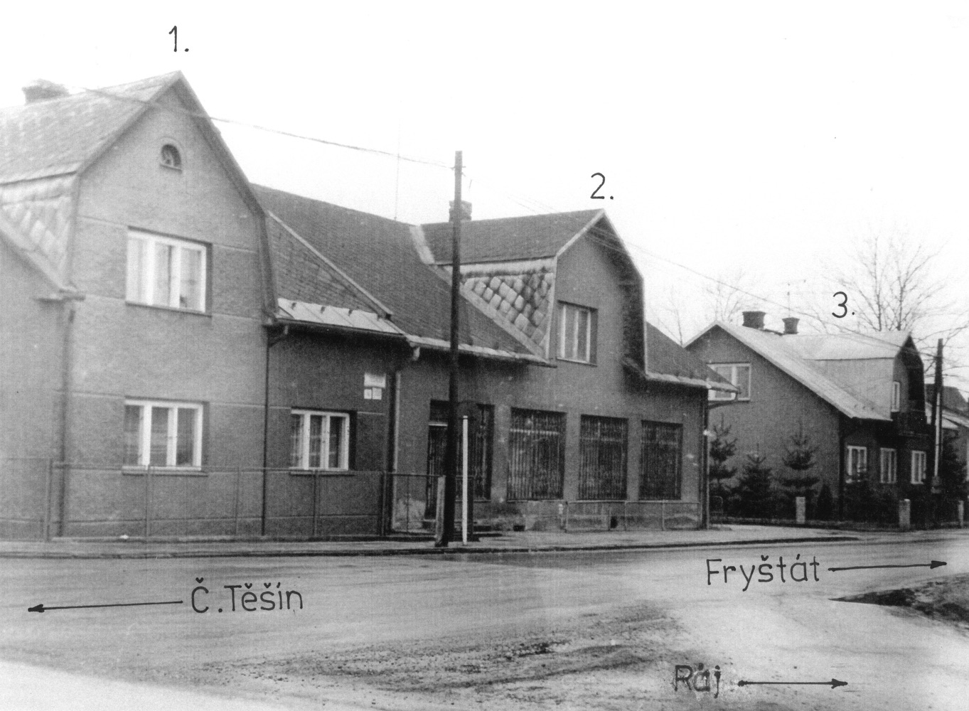 Vlevo dům čp. 336 (1), uprostřed dům čp. 319 (2): obchod potravinami. Vpravo na kraji snímku dům čp. 325 (3). (Sbírka Józefa Chmiela)