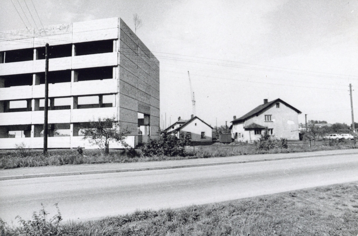 Vpravo dům čp. 347, za ním dům čp. 326